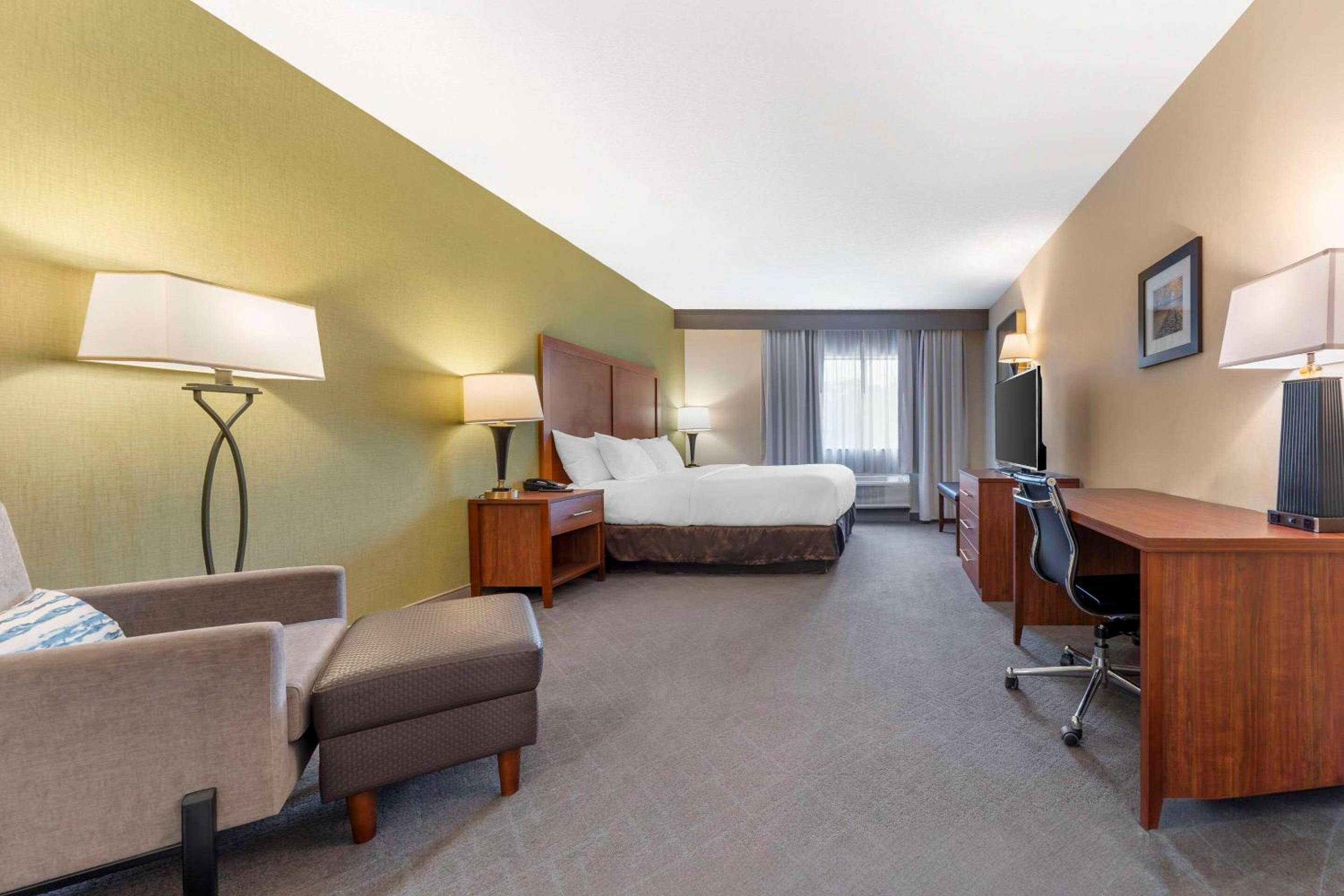 King Room - Non-Smoking - Photo 5