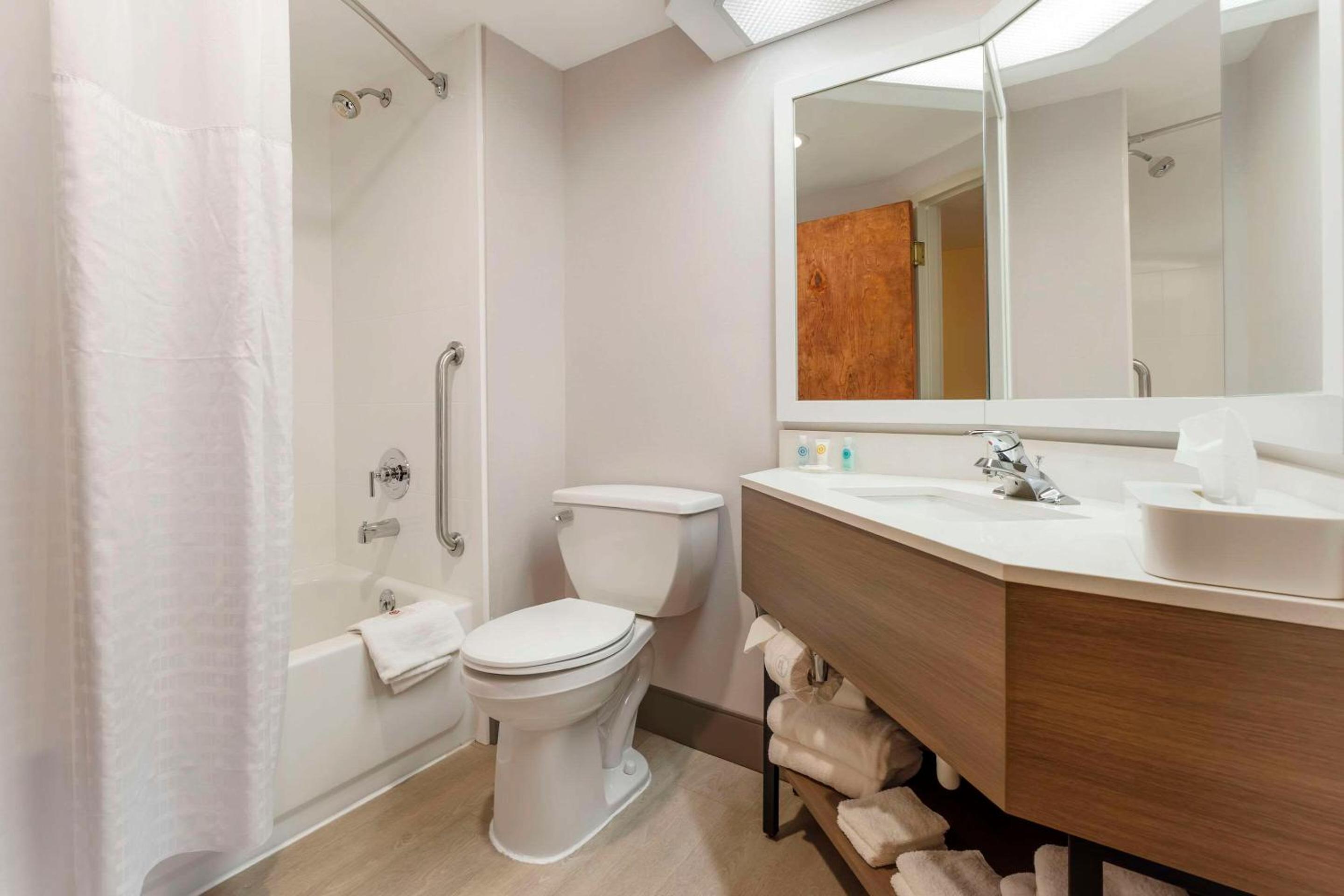 1 Bedroom Suite with 2 Queen Beds - Non-Smoking - Photo 3