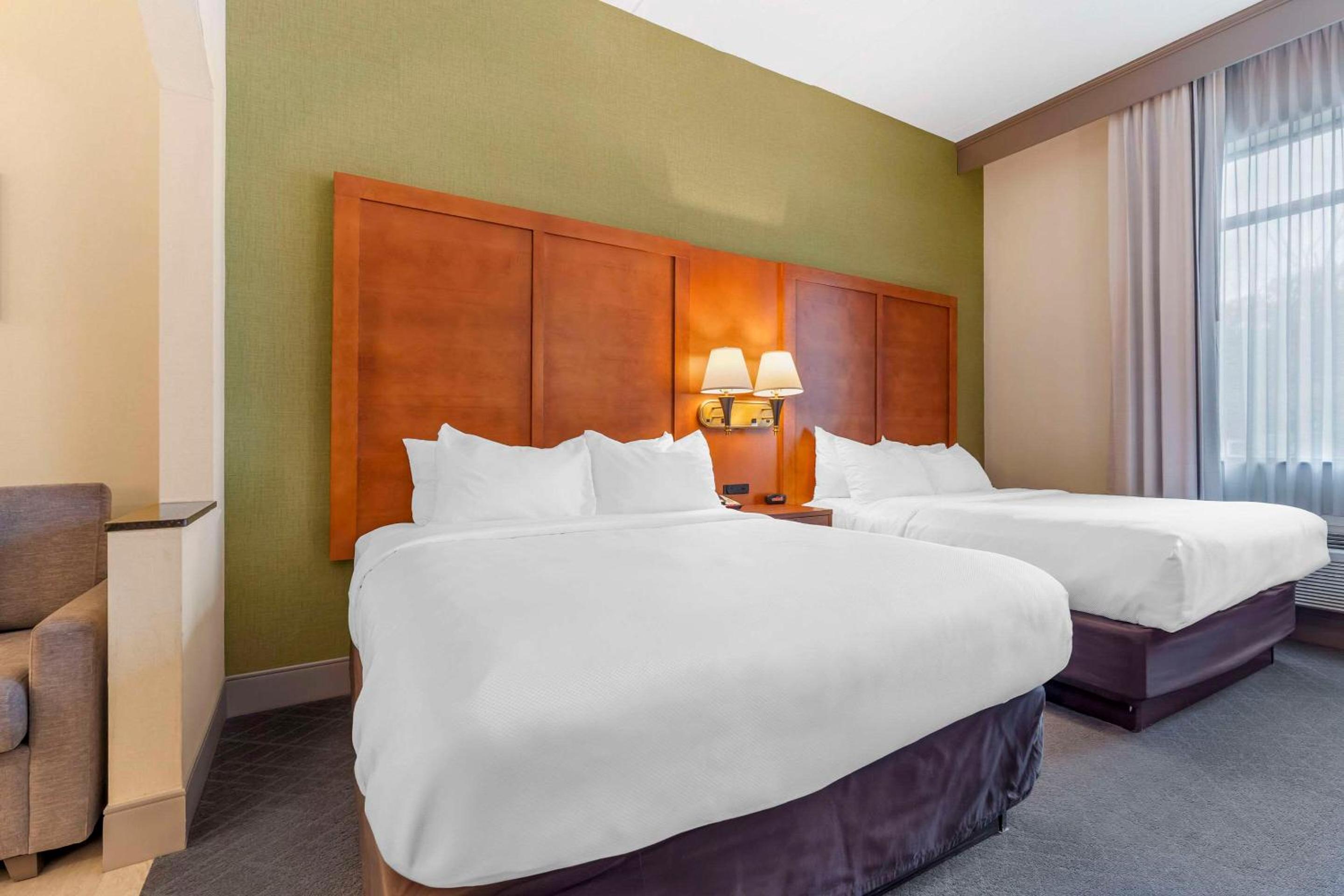 1 Bedroom Suite with 2 Queen Beds - Non-Smoking - Photo 2
