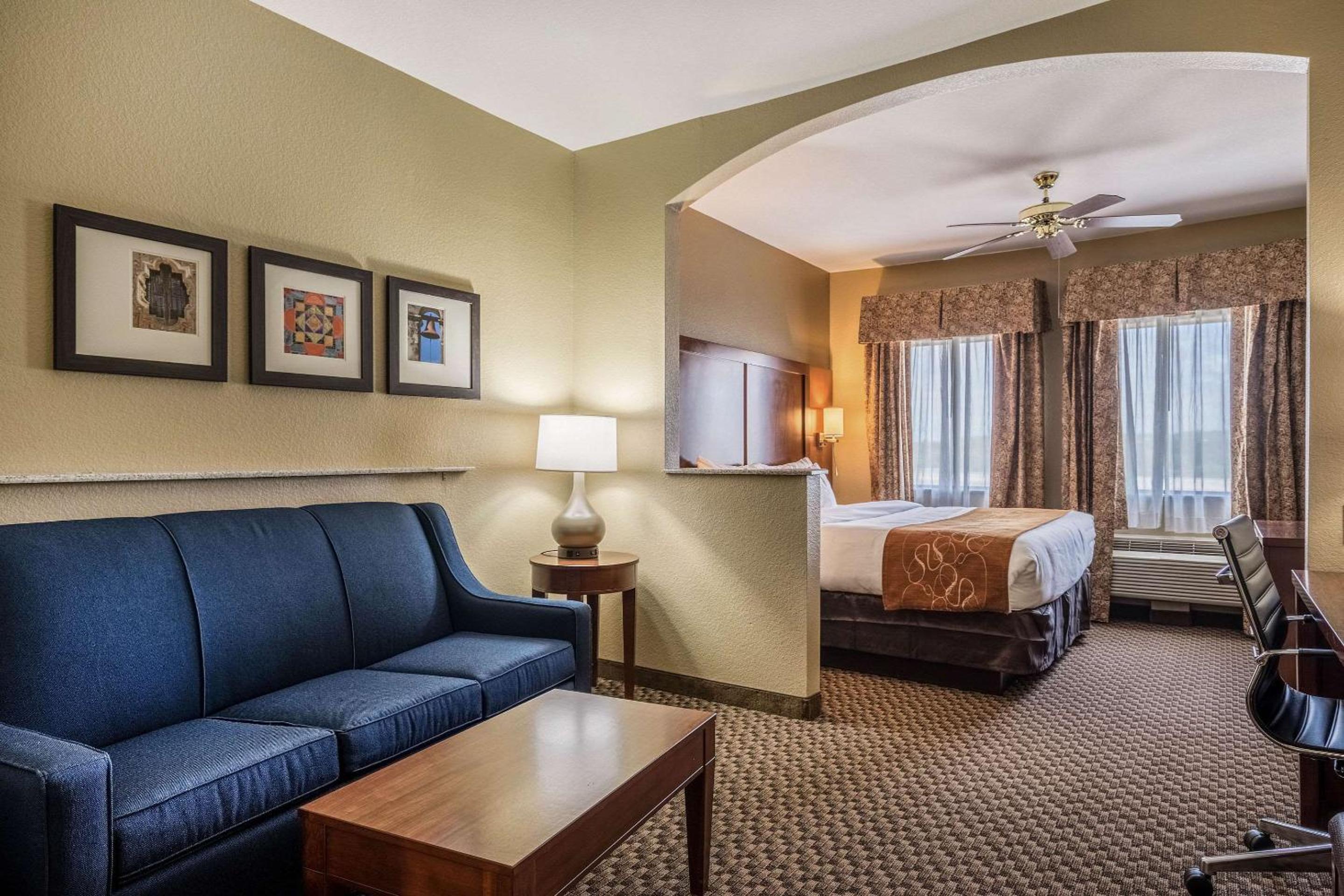King Suite - Non-Smoking - Photo 5