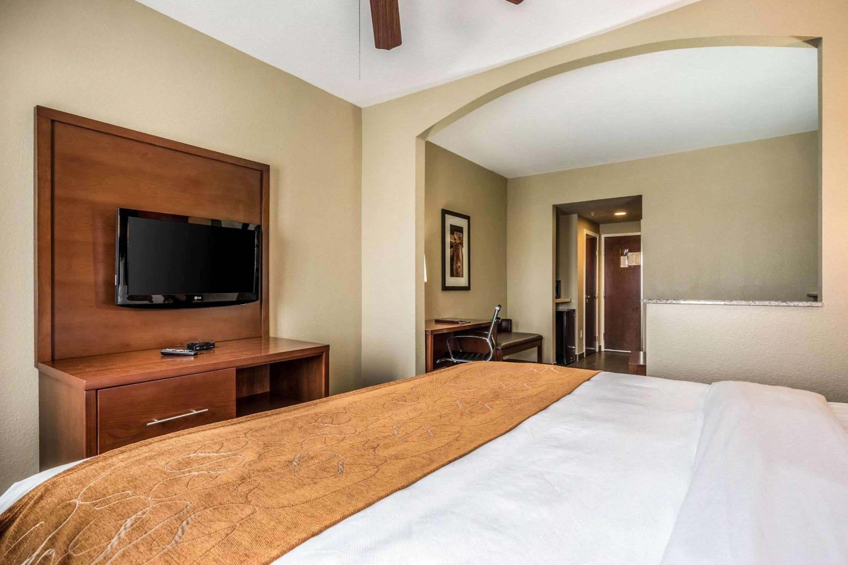 King Suite - Non-Smoking - Photo 2