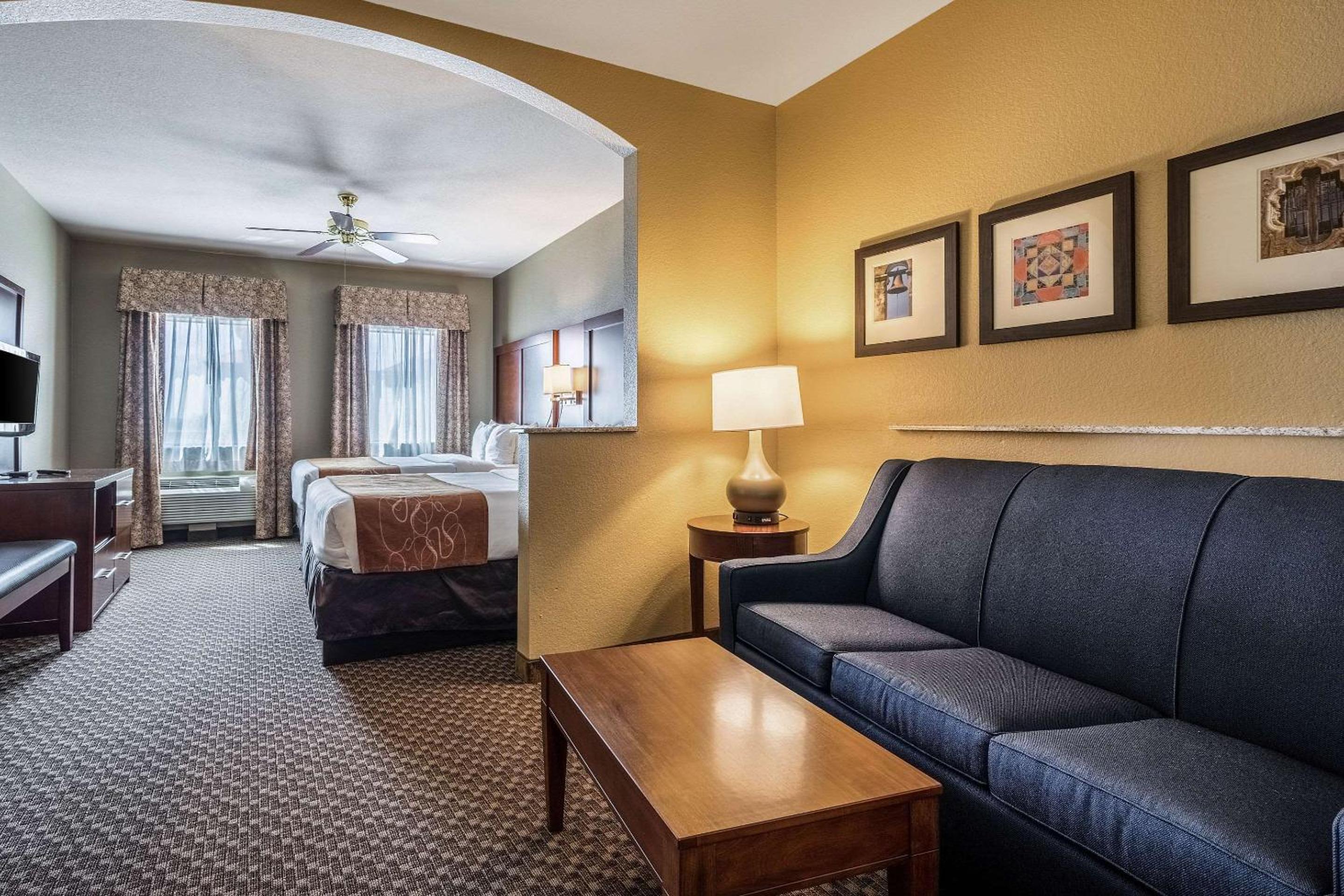 Queen Room with Two Queen Beds - Non-Smoking - Photo 2