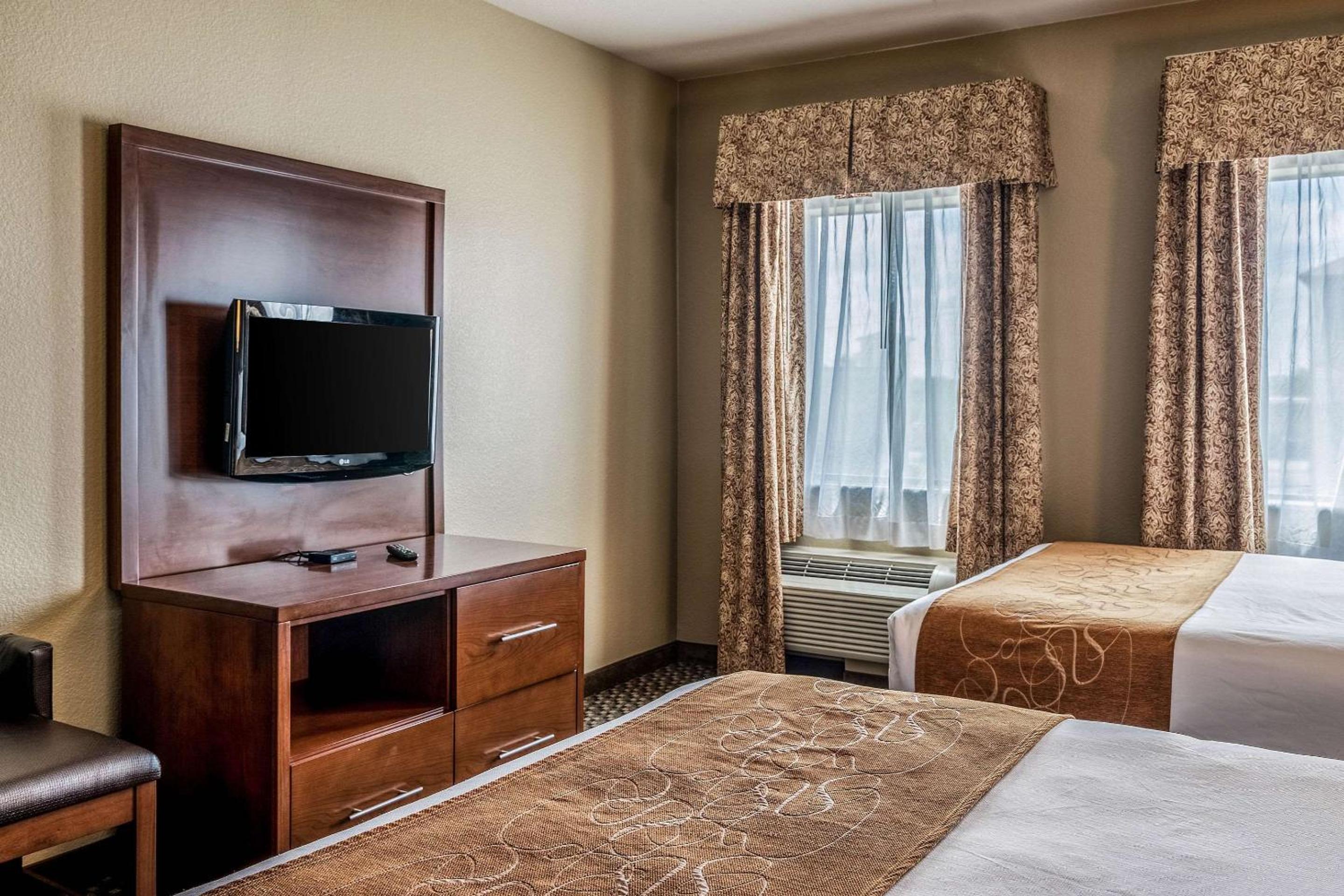 Queen Room with Two Queen Beds - Non-Smoking - Photo 1