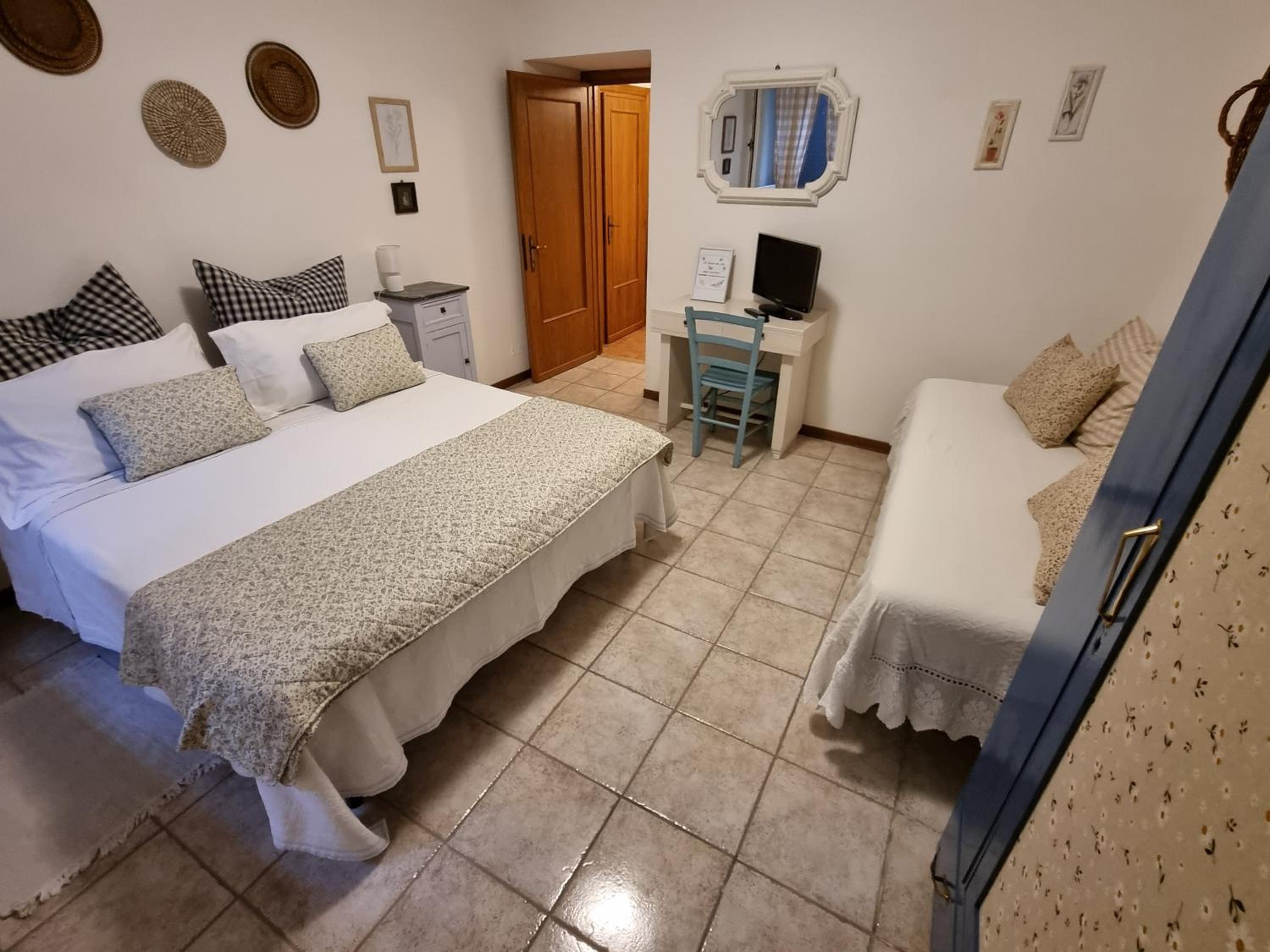 Deluxe One-Bedroom Apartment photo 2