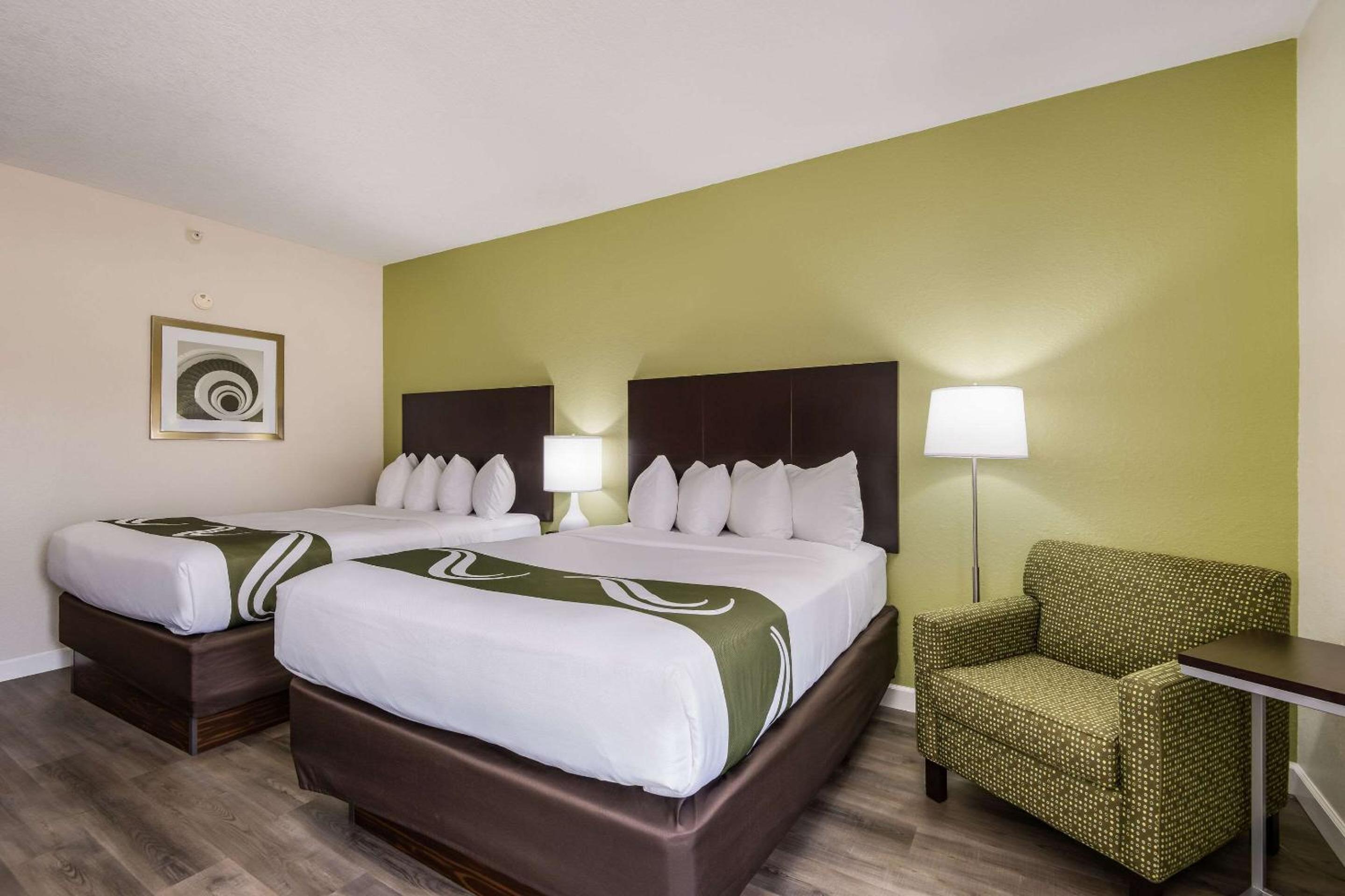 Queen Room with Two Queen Beds - Non-Smoking - Photo 2