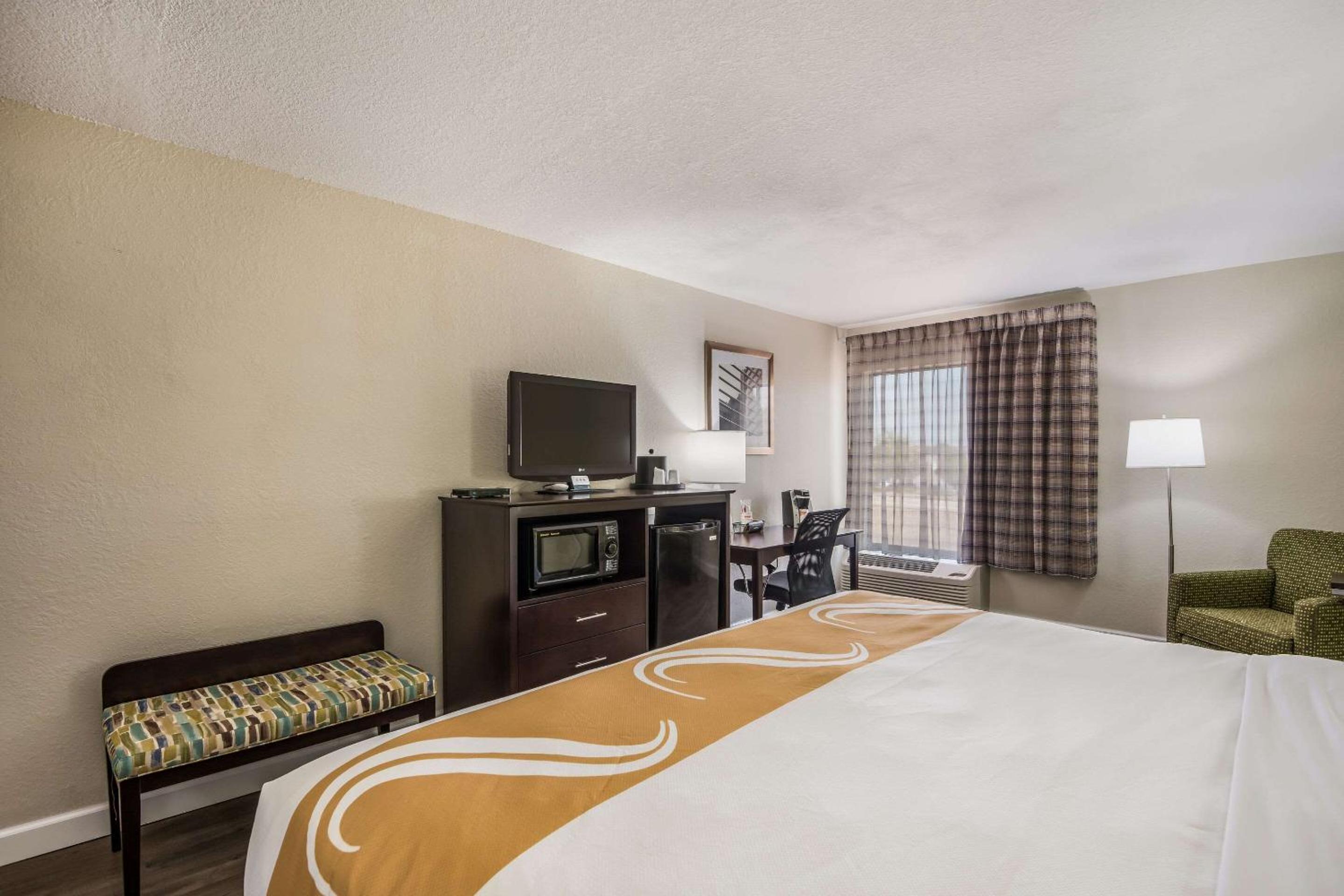 Standard King Room - Non-Smoking  - Photo 2
