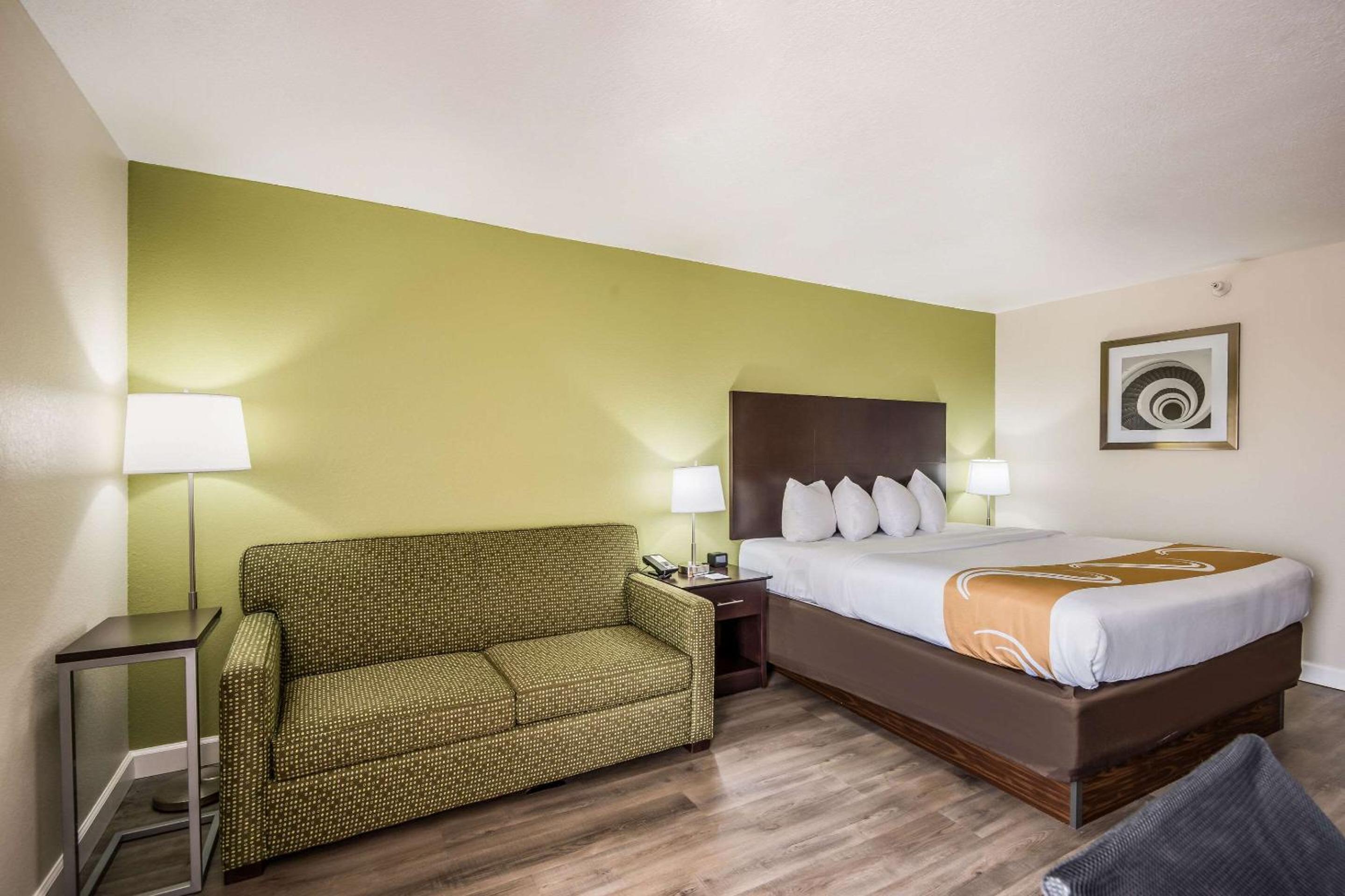 King Room with Sofa Bed - Non-Smoking photo 2