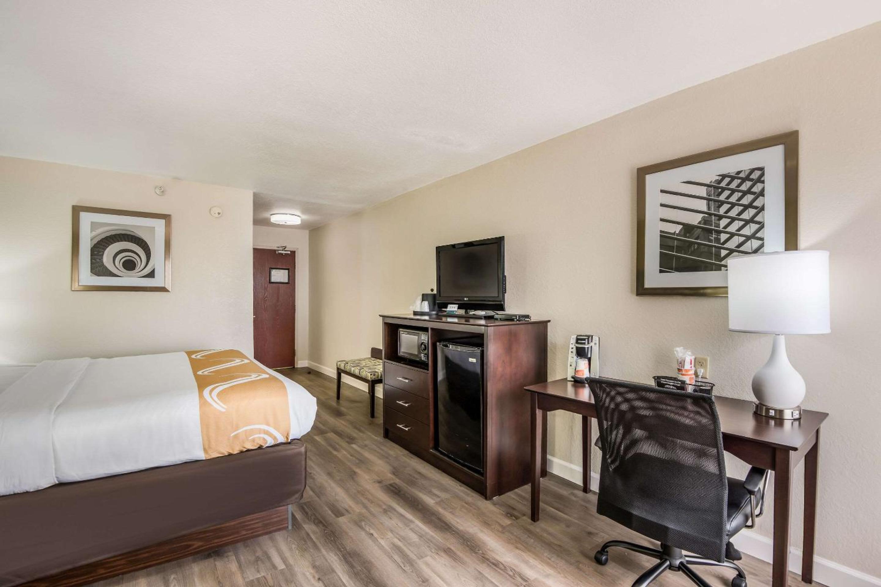 King Room with Sofa Bed - Non-Smoking photo 3