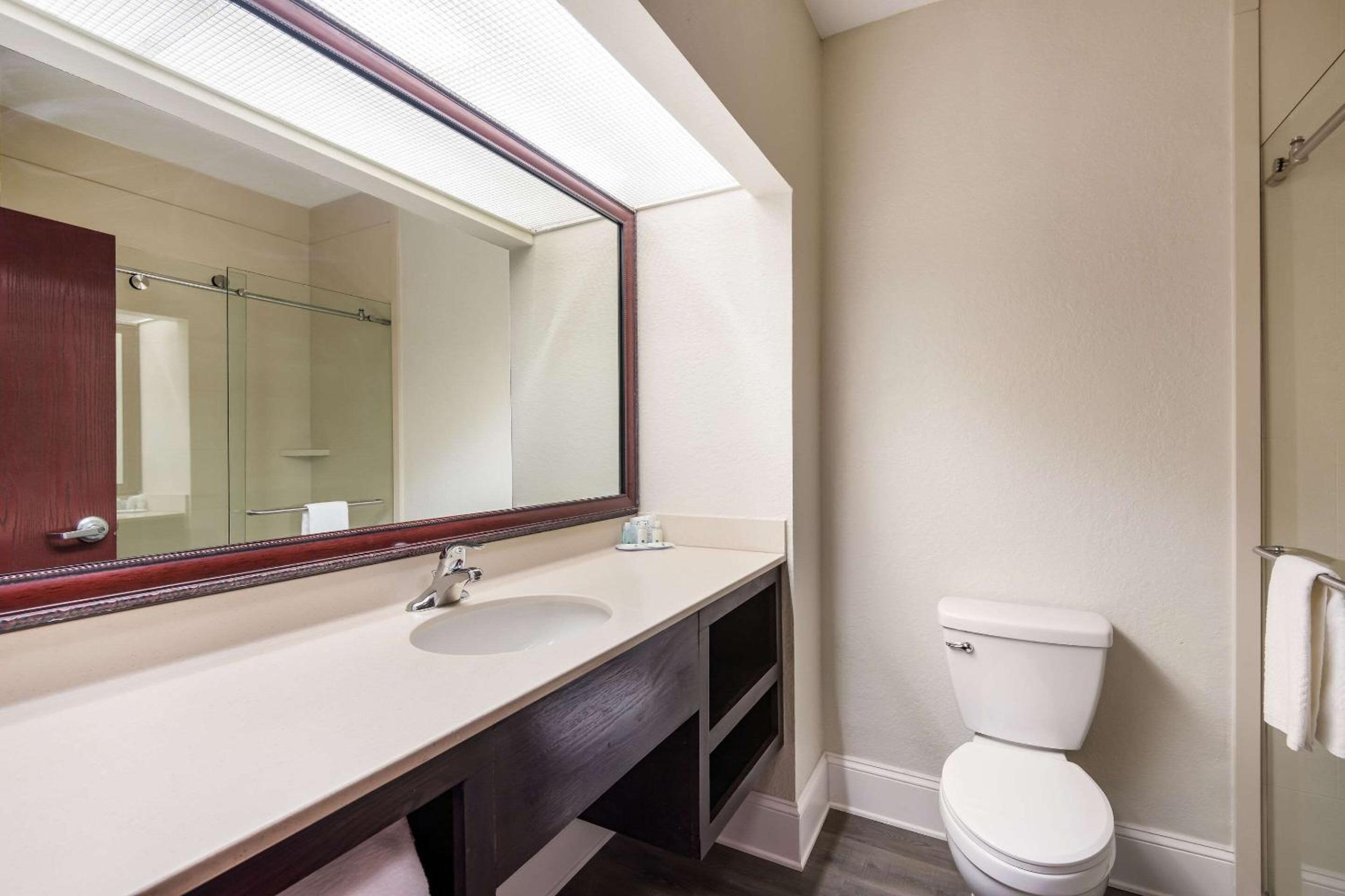 Standard King Room - Non-Smoking  - Photo 3