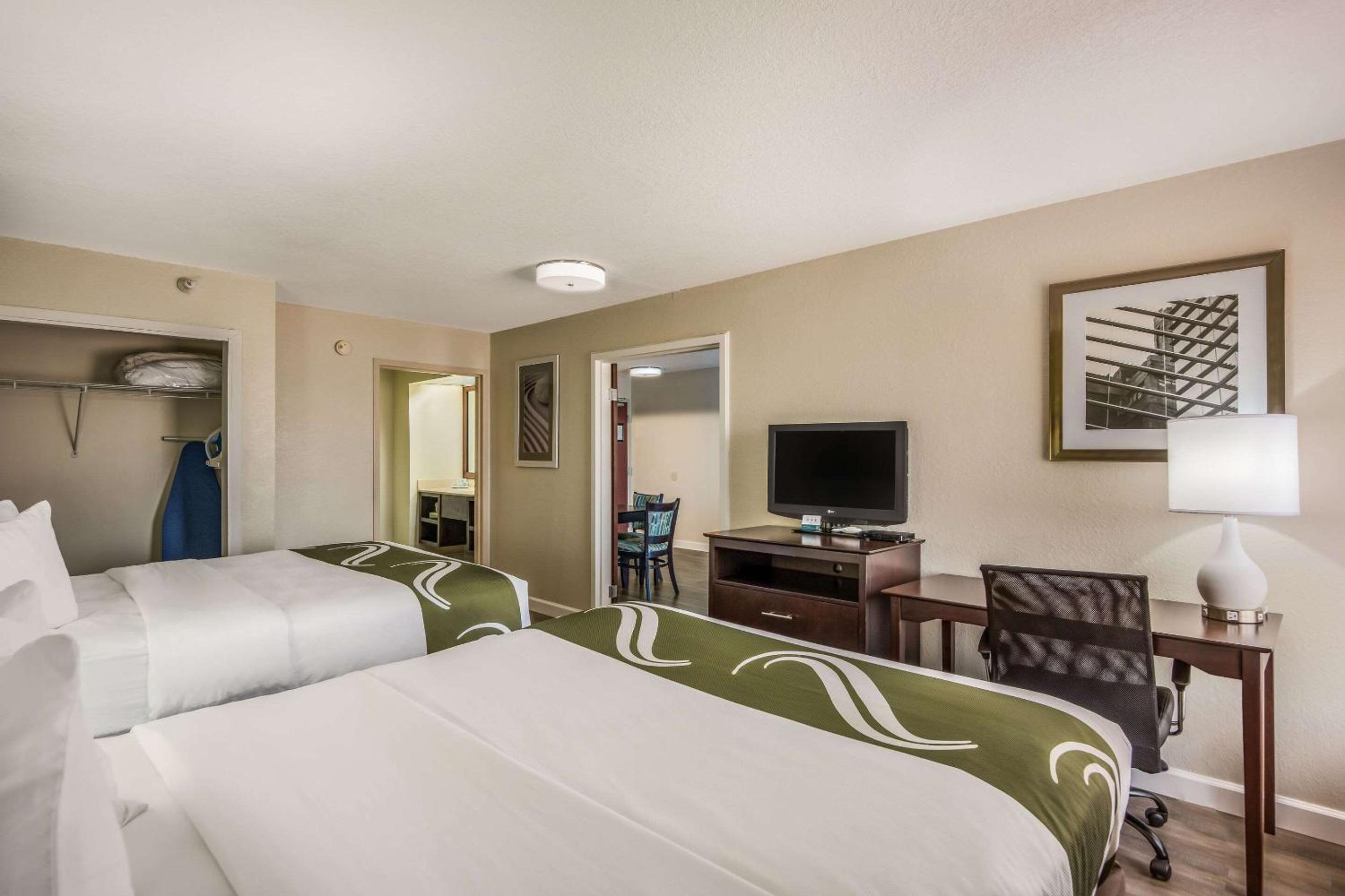 Superior Queen Suite with Two Queen Beds - Non-Smoking - Photo 4