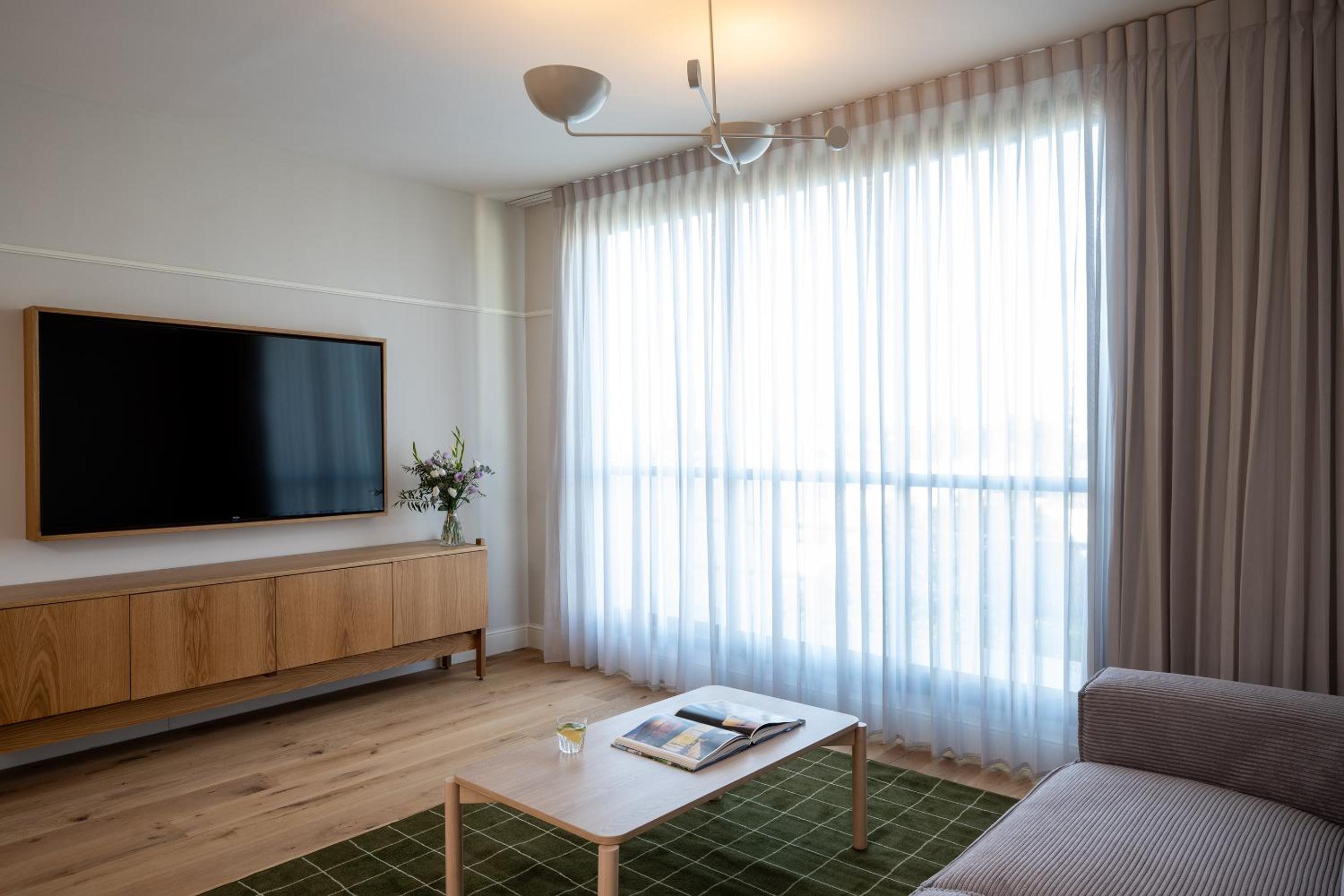 One-Bedroom Apartment - Photo 2