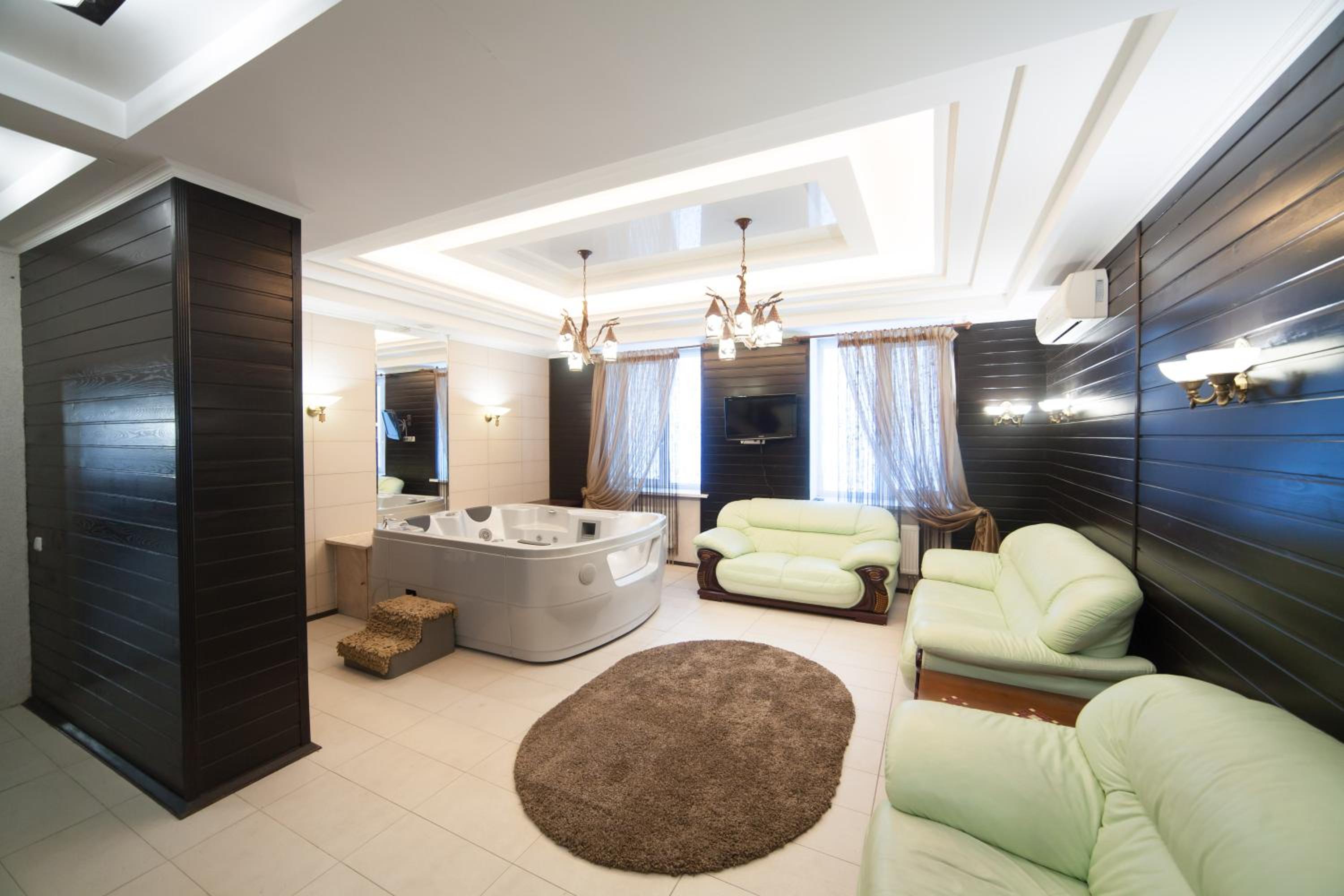 Five-Bedroom House photo 1