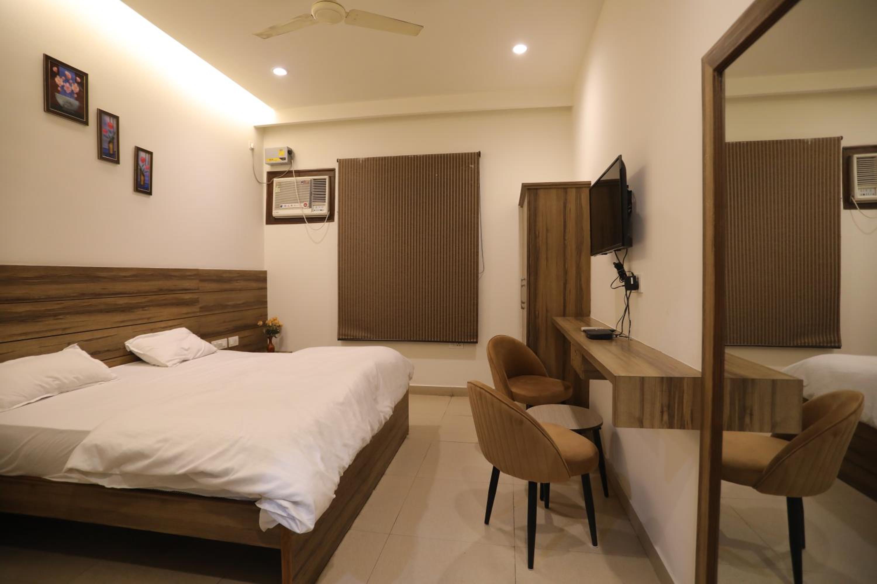 Deluxe Double Room (2 Adults + 1 Child) - Photo 9