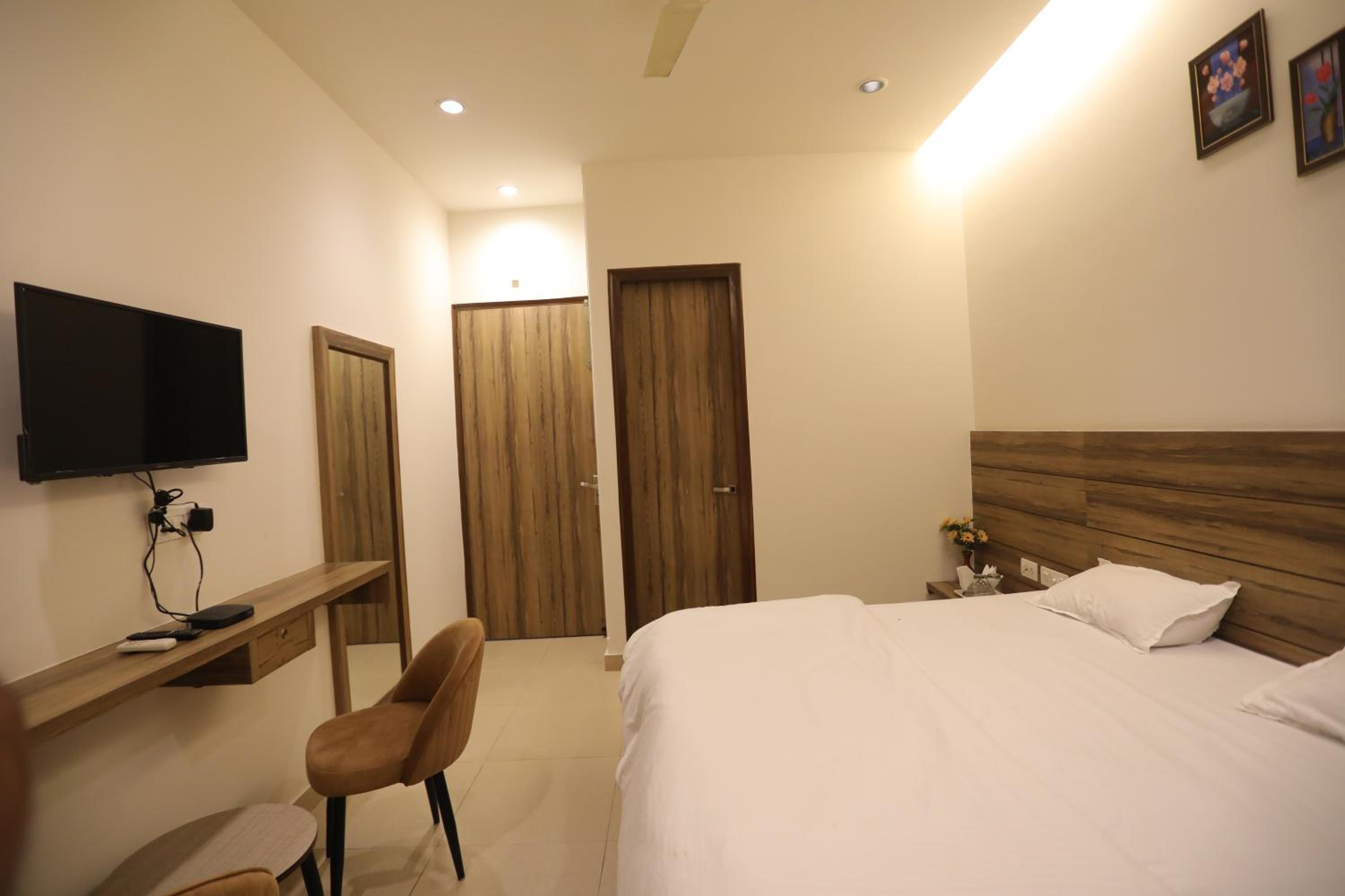 Deluxe Double Room (2 Adults + 1 Child) - Photo 8