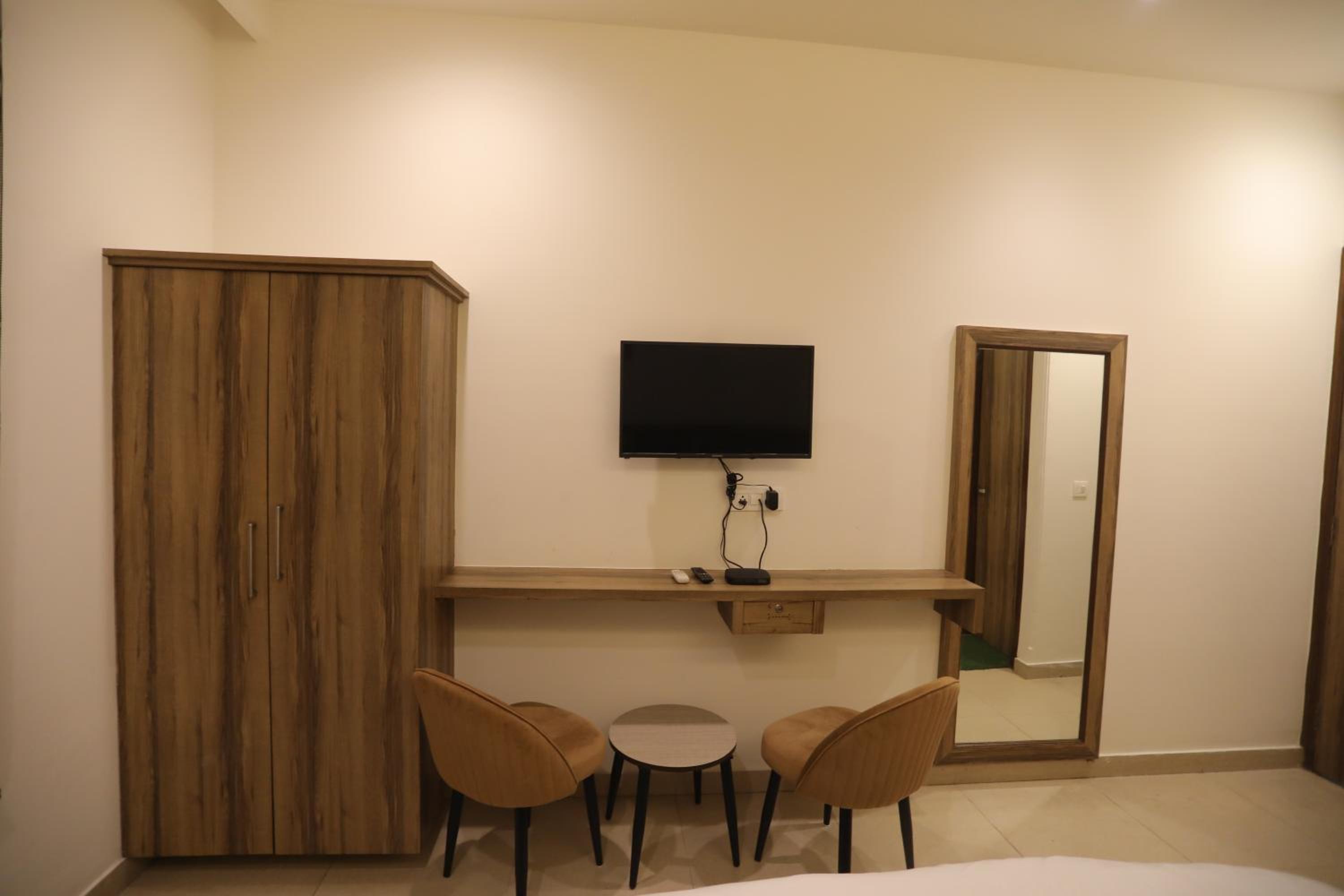 Deluxe Double Room (2 Adults + 1 Child) - Photo 7