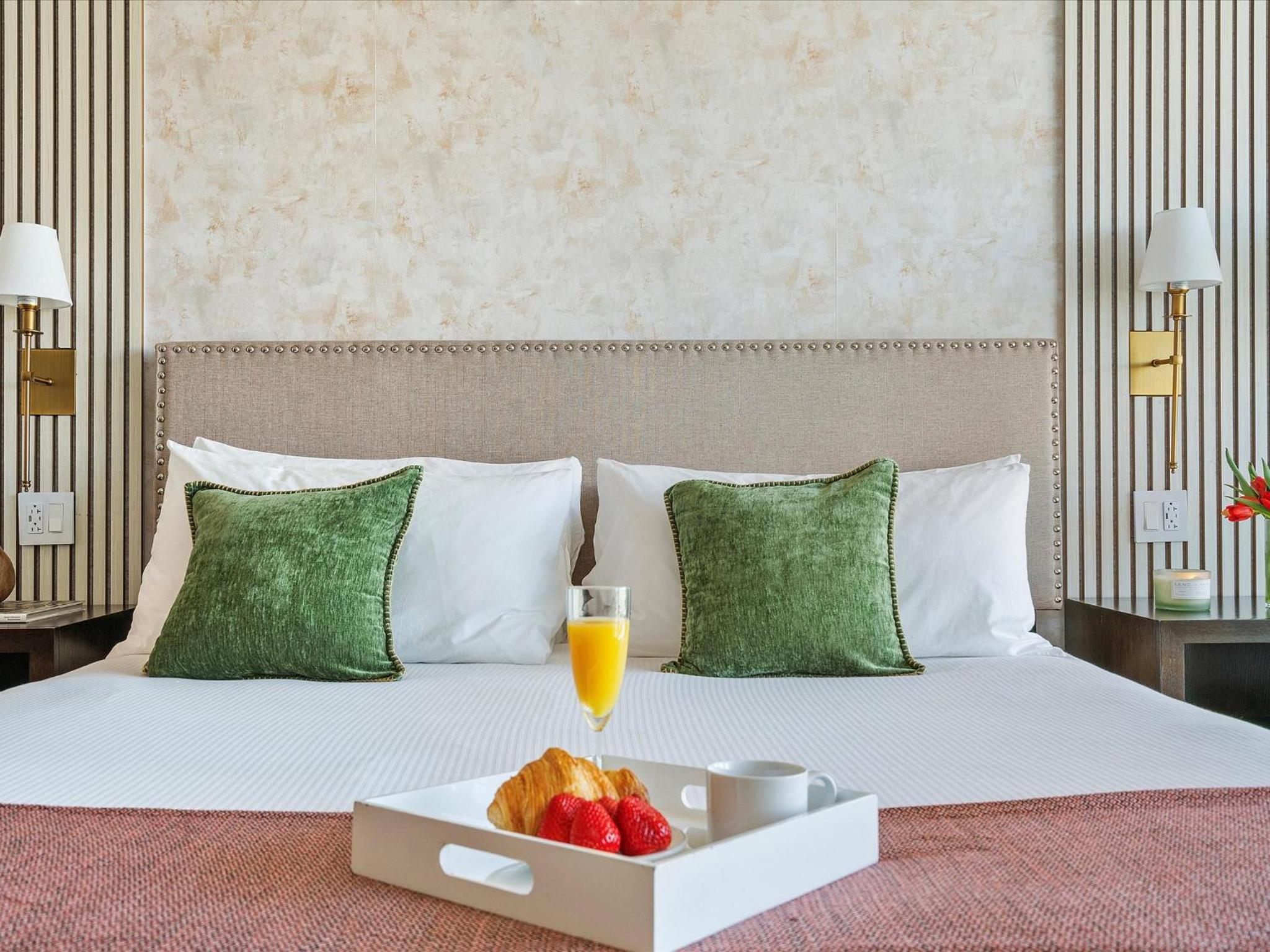 Deluxe King Suite photo 1