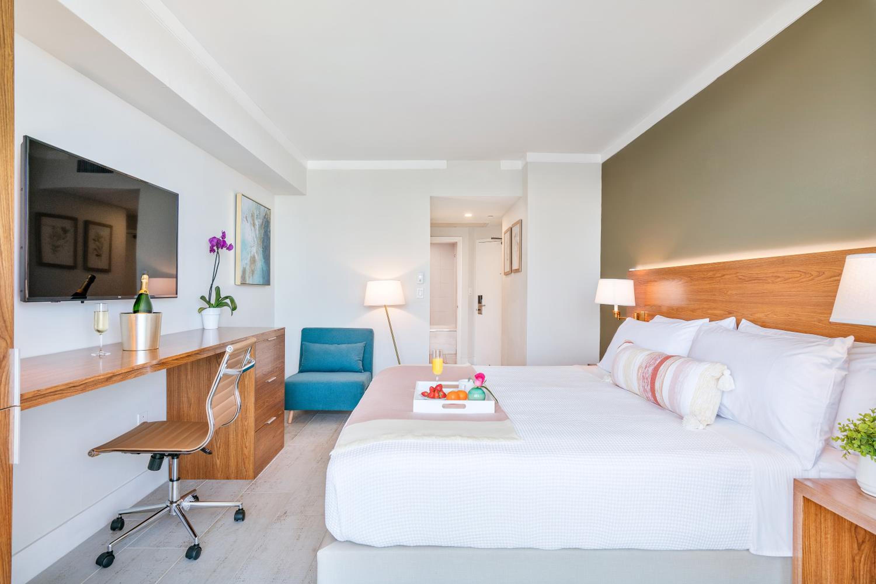 Deluxe King Suite photo 3