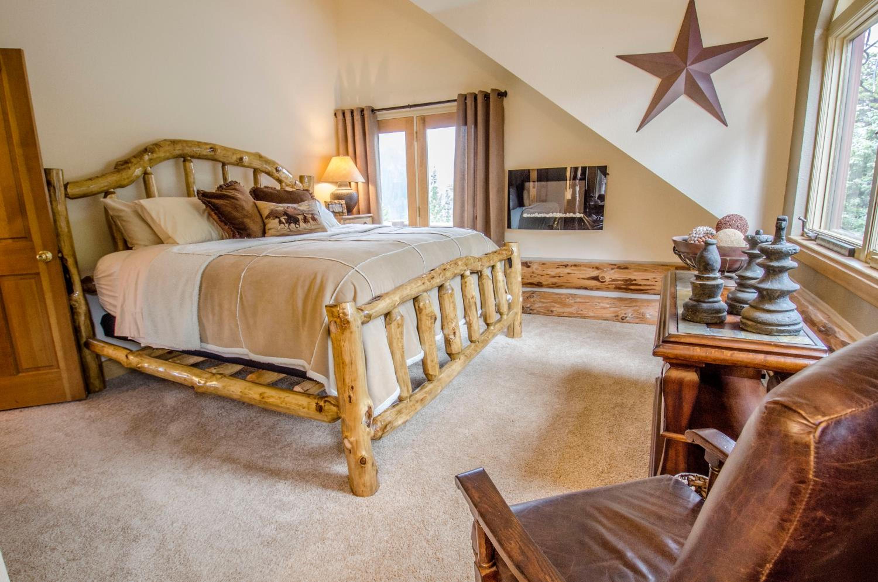 Deluxe King Room with Balcony photo 3