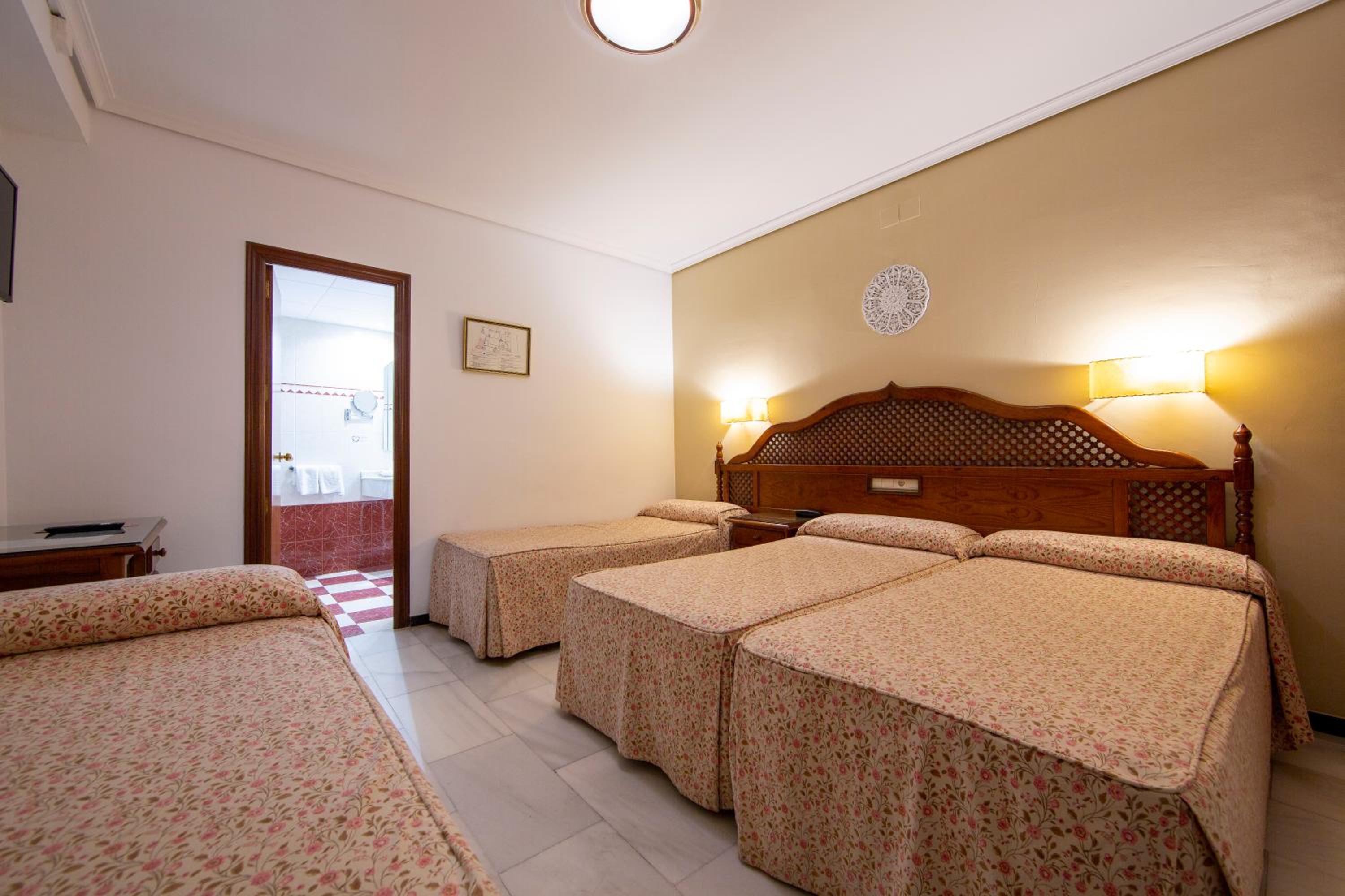 Quadruple Room - Photo 1