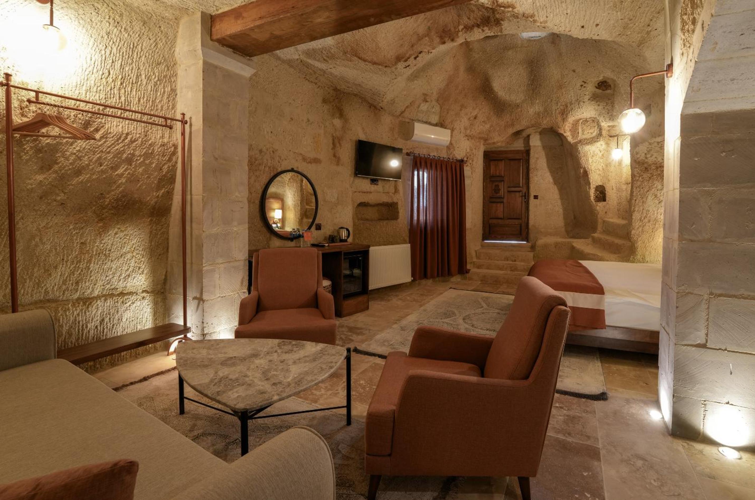 Suite - Photo 1