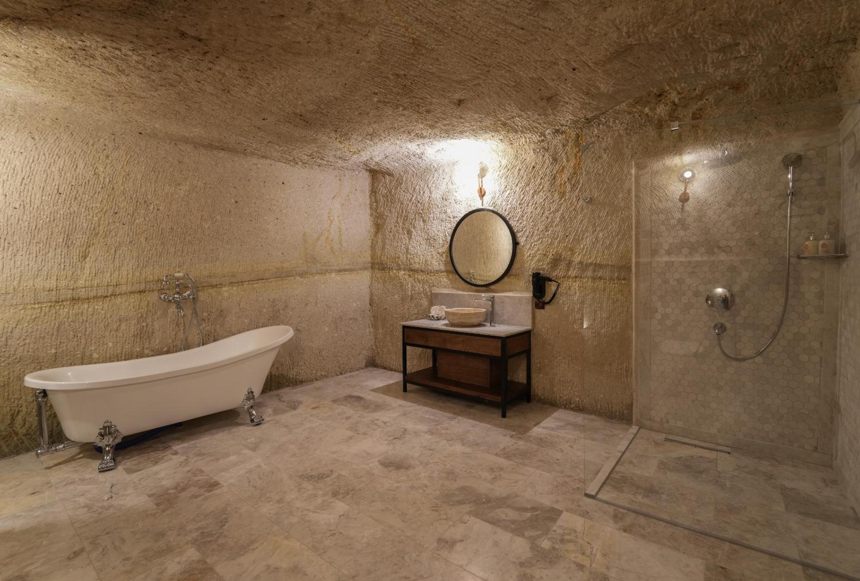 Suite - Photo 36