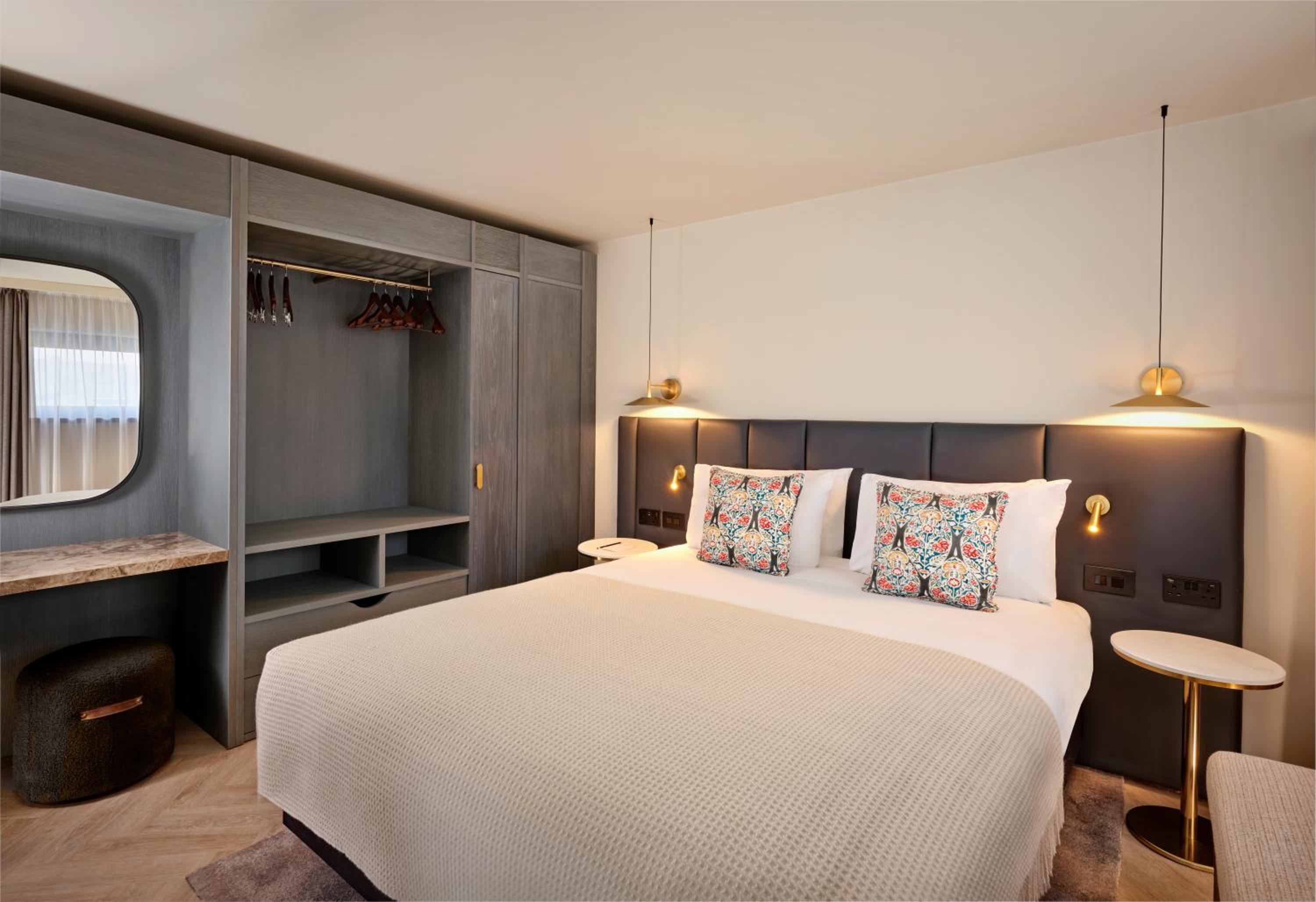 Junior Queen Suite with Balcony - Photo 2