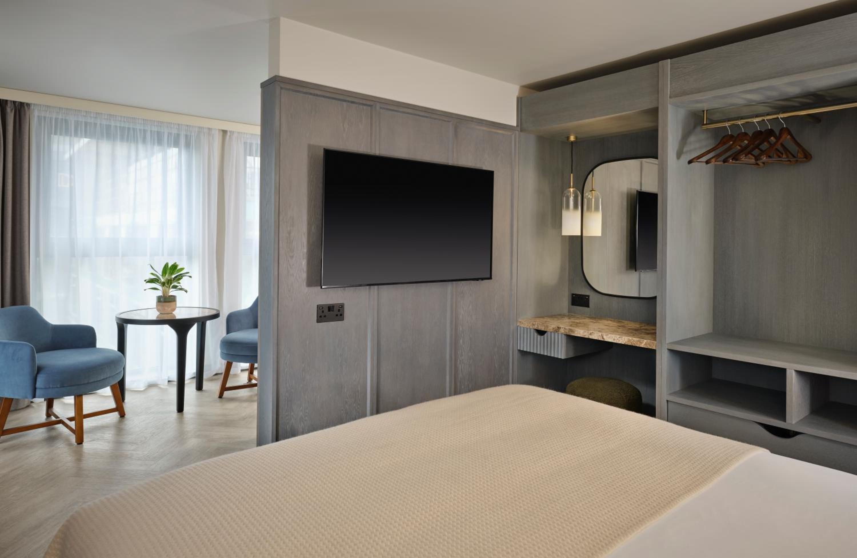 Junior Queen Suite with Balcony - Photo 3