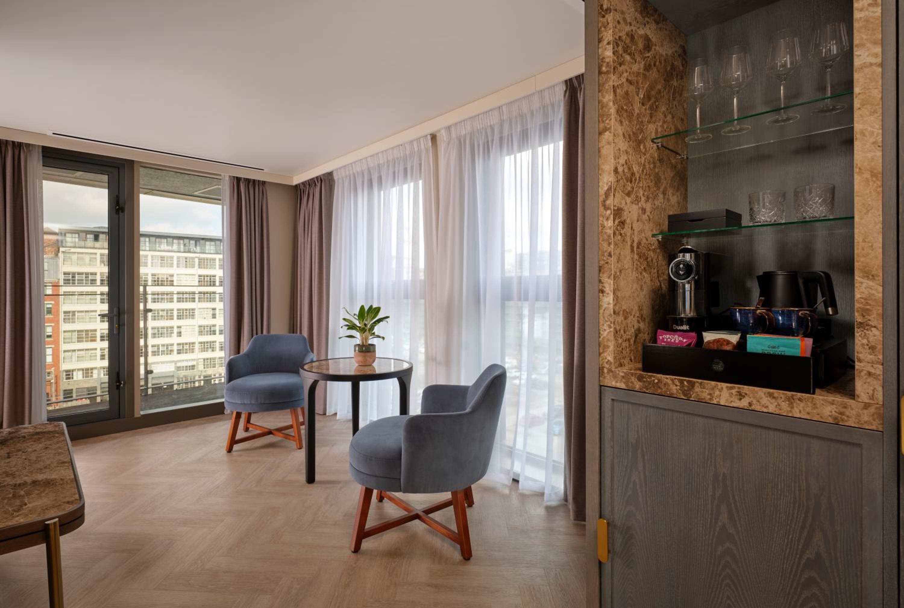 Junior Queen Suite with Balcony - Photo 4