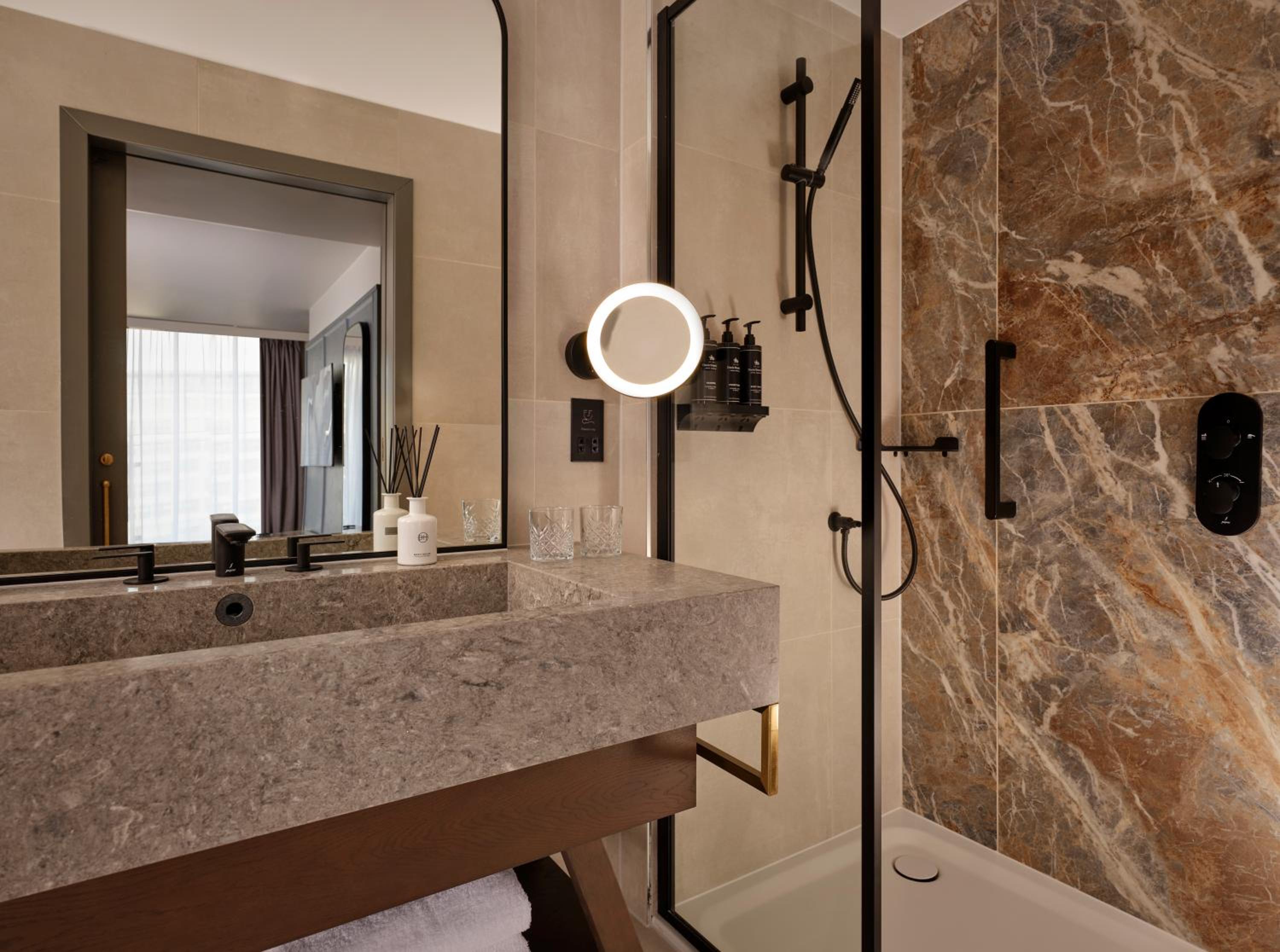 Junior Queen Suite with Balcony - Photo 5