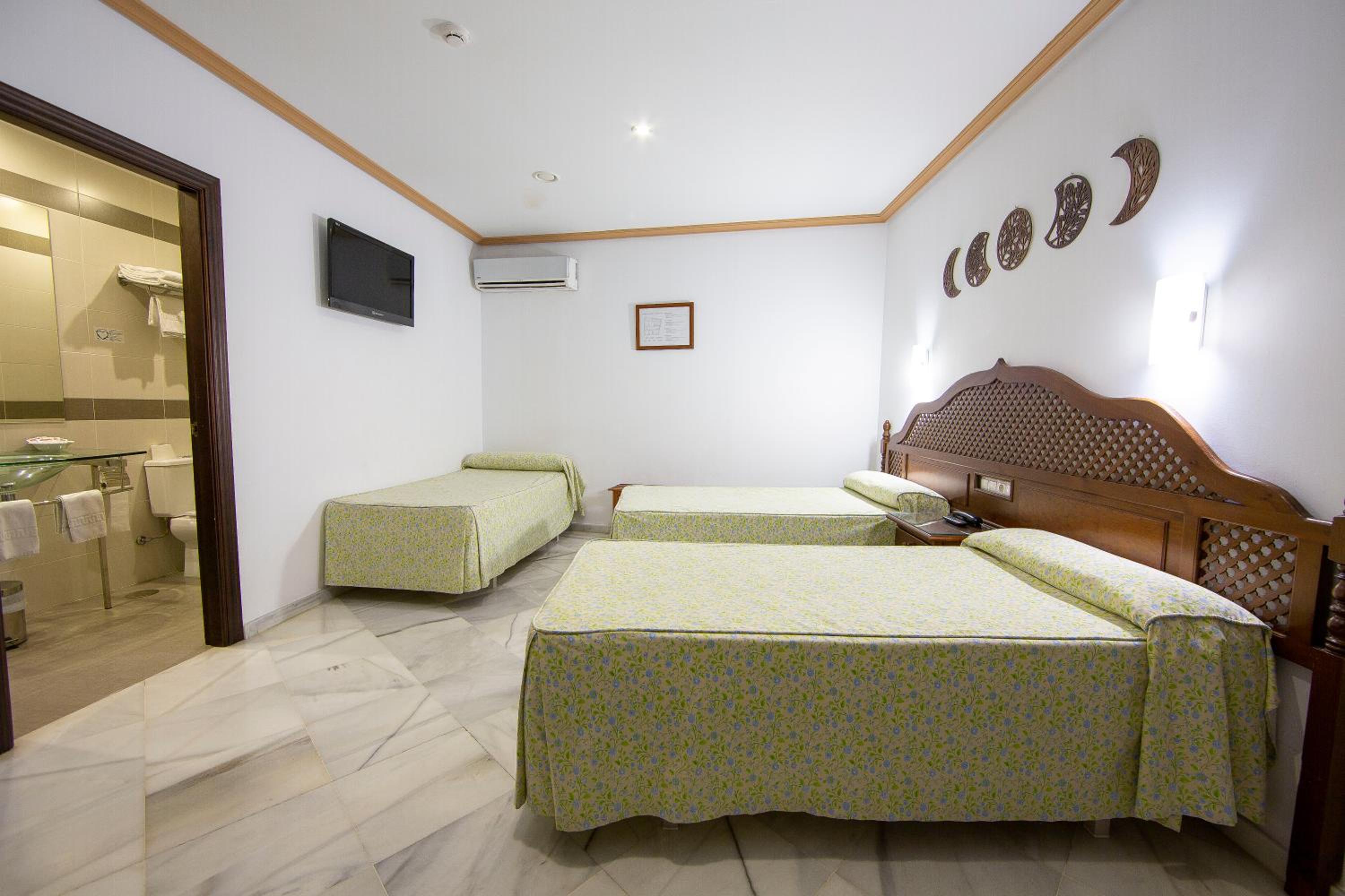Quadruple Room - Photo 2