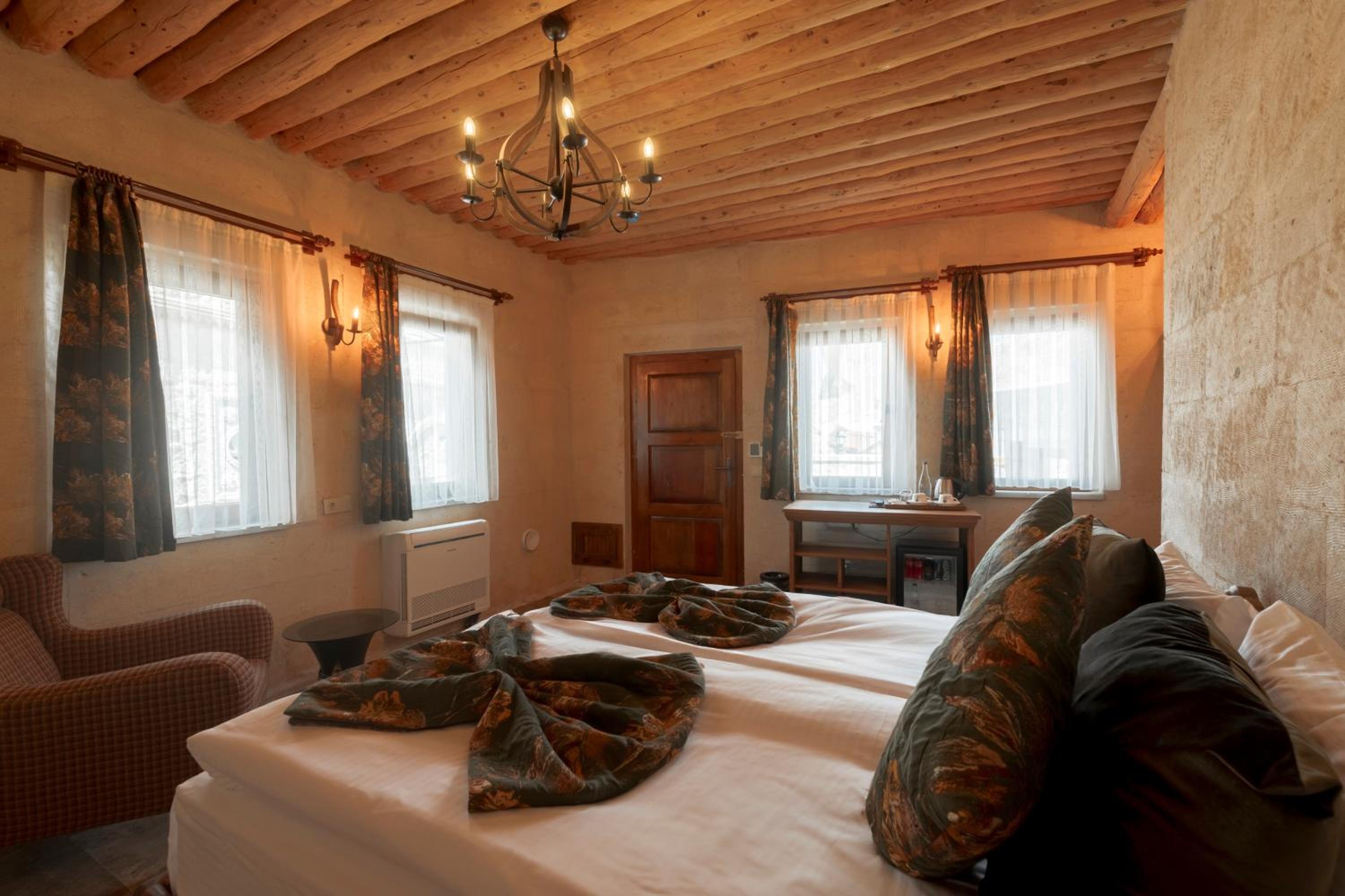Deluxe Room - Photo 5