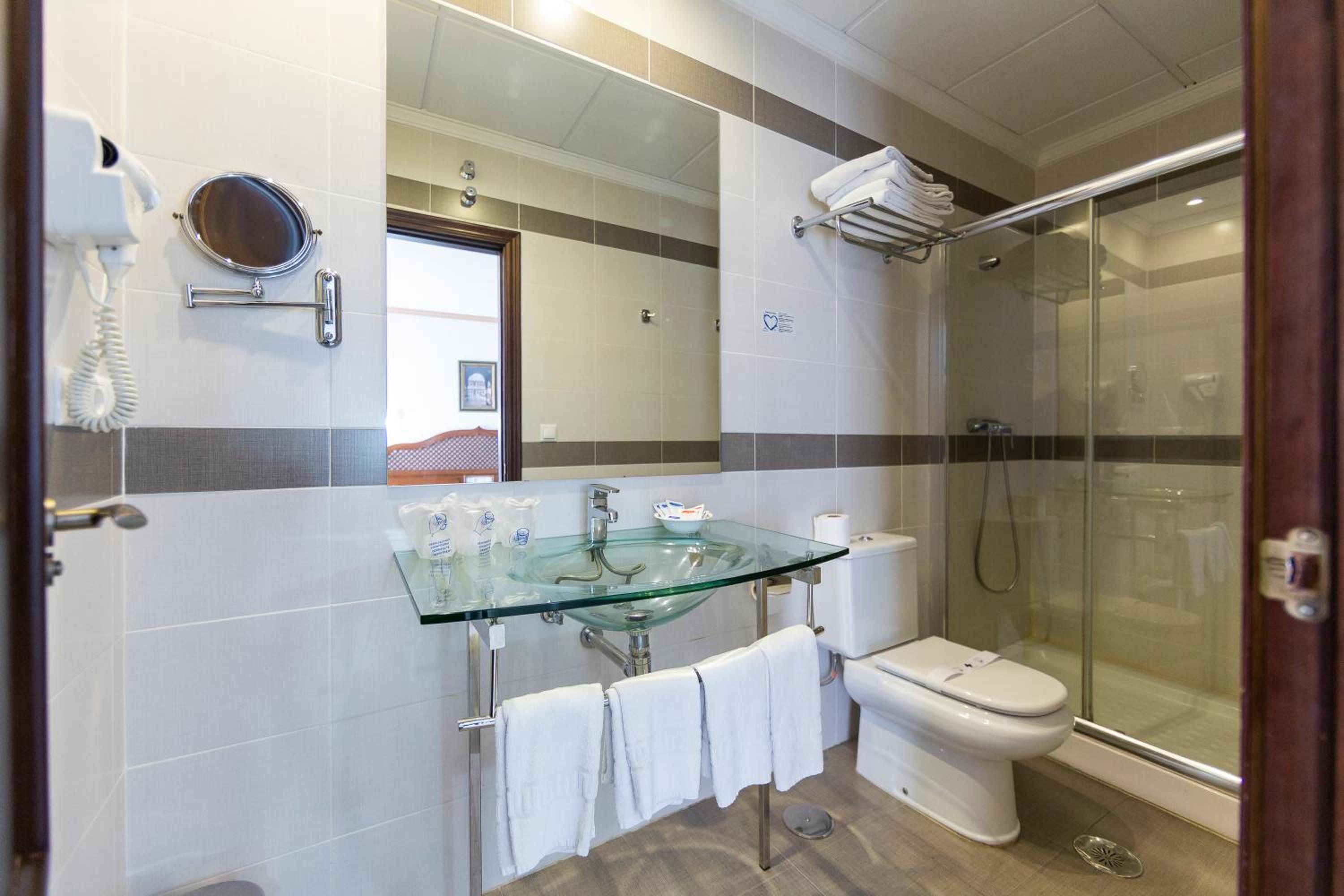 Double or Twin Room - Photo 3