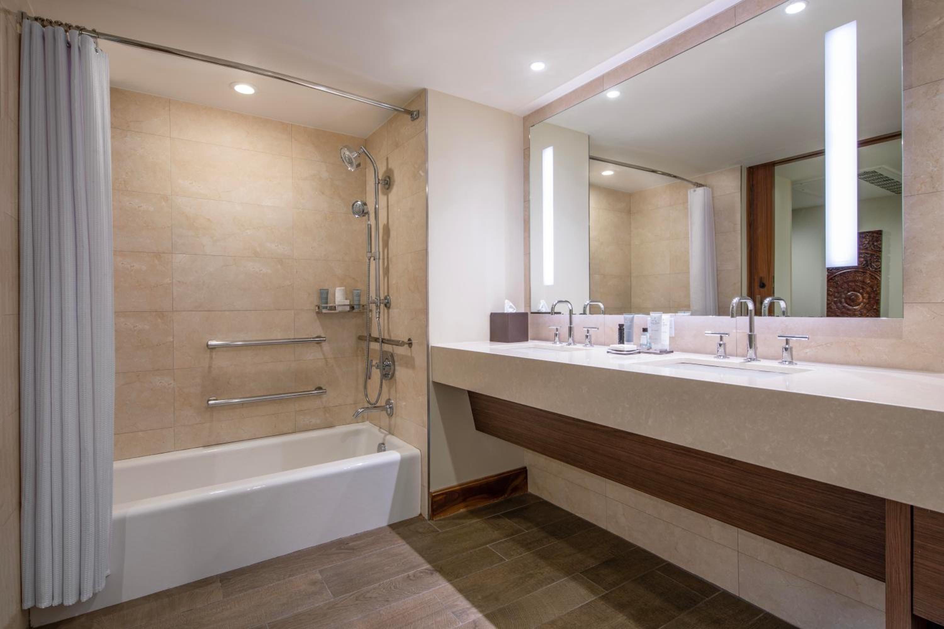 Queen Room with Two Queen Beds, Balcony and Adapted Tub - Mobility and Hearing Accessible - Photo 4