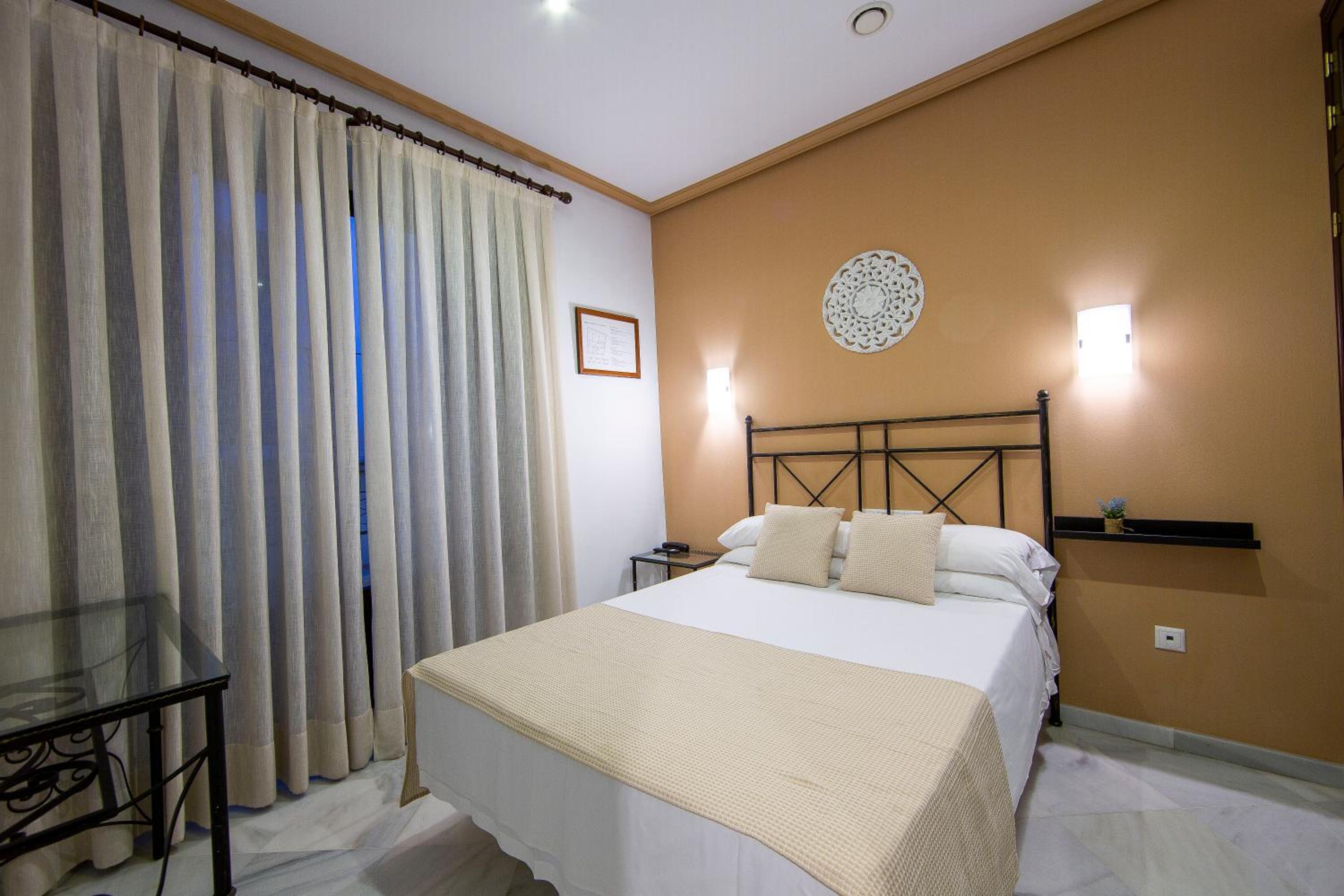 Double or Twin Room - Photo 11