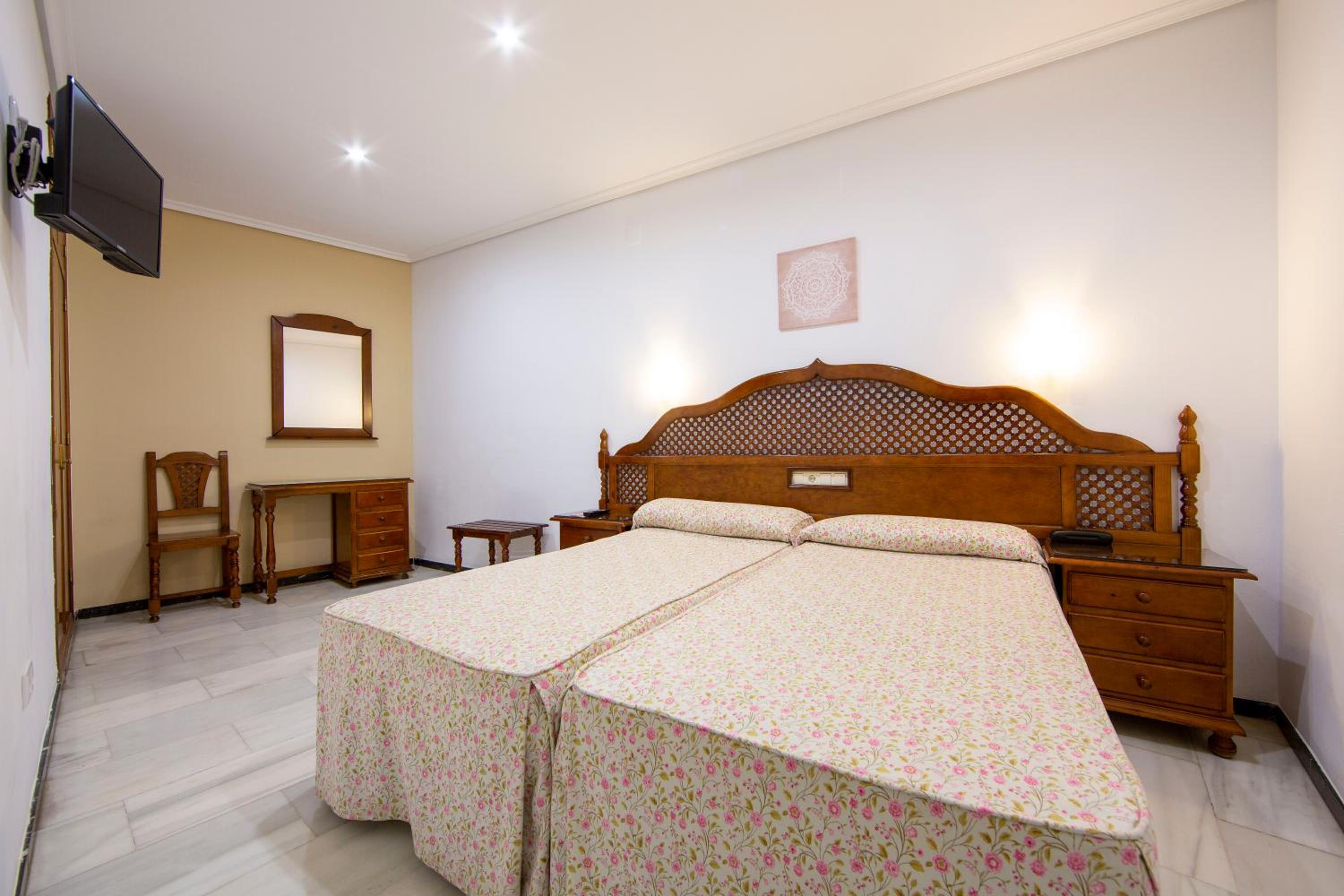 Double or Twin Room - Photo 4