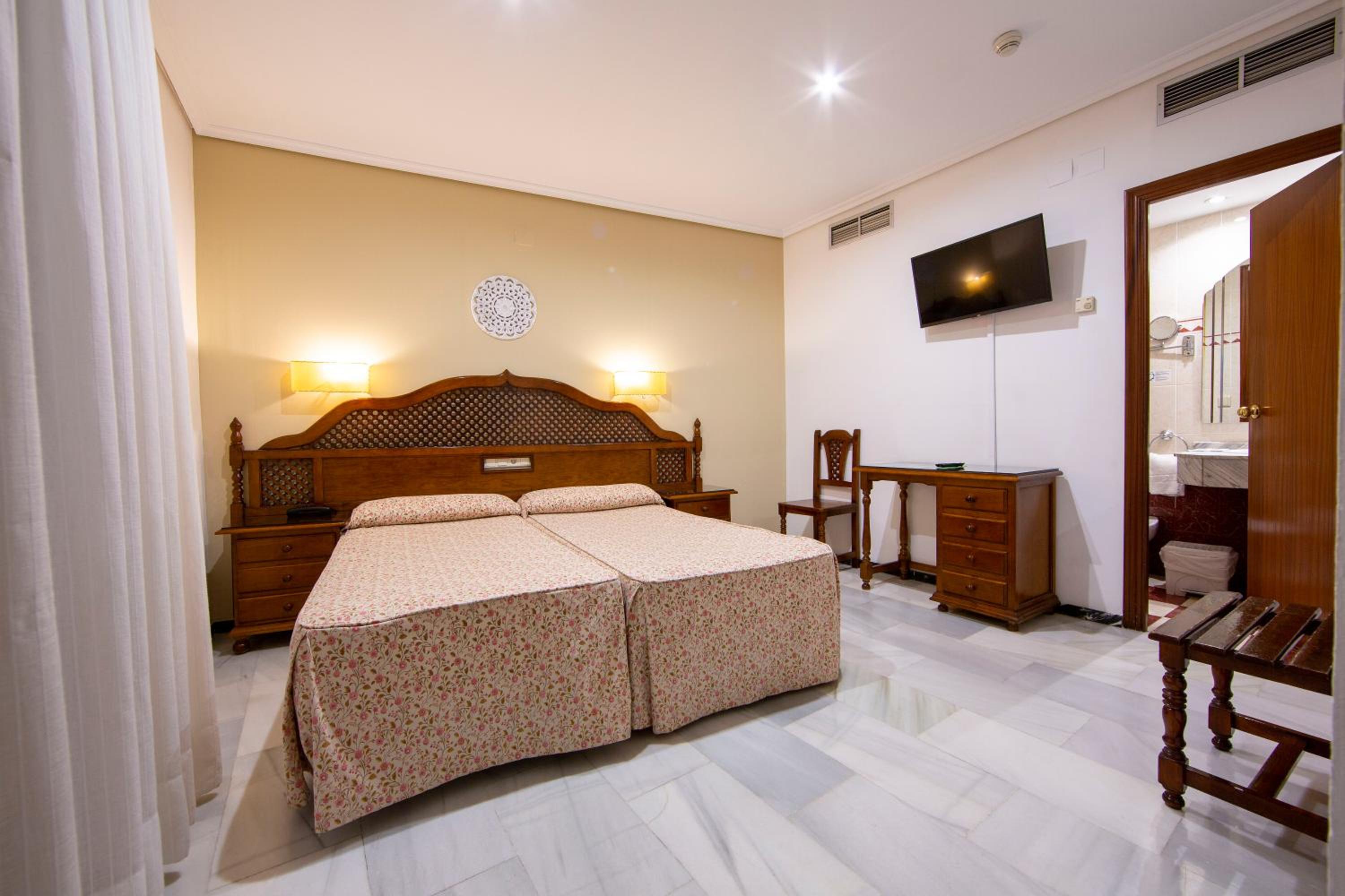 Double or Twin Room - Photo 6