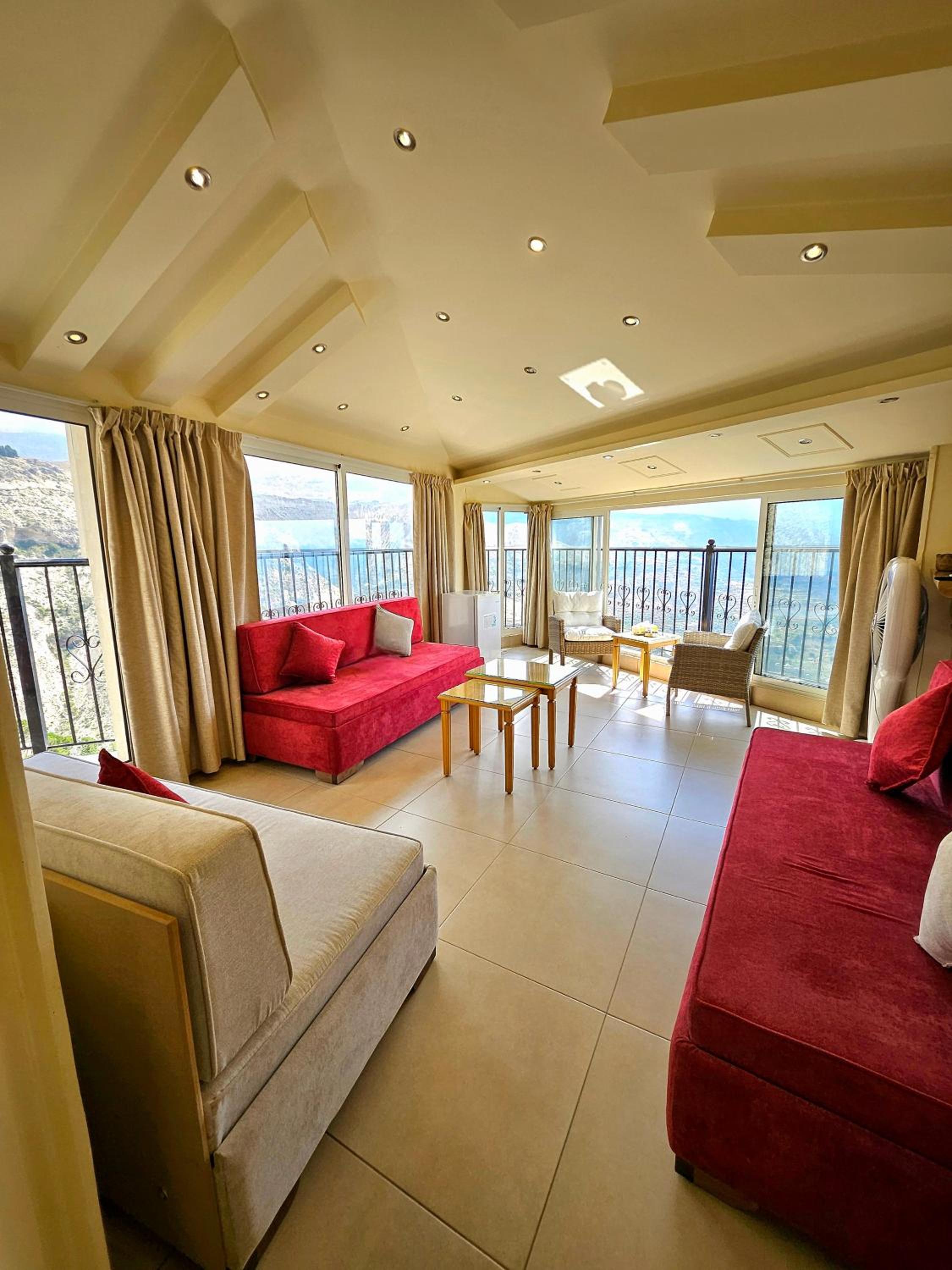 Deluxe Family Suite photo 1