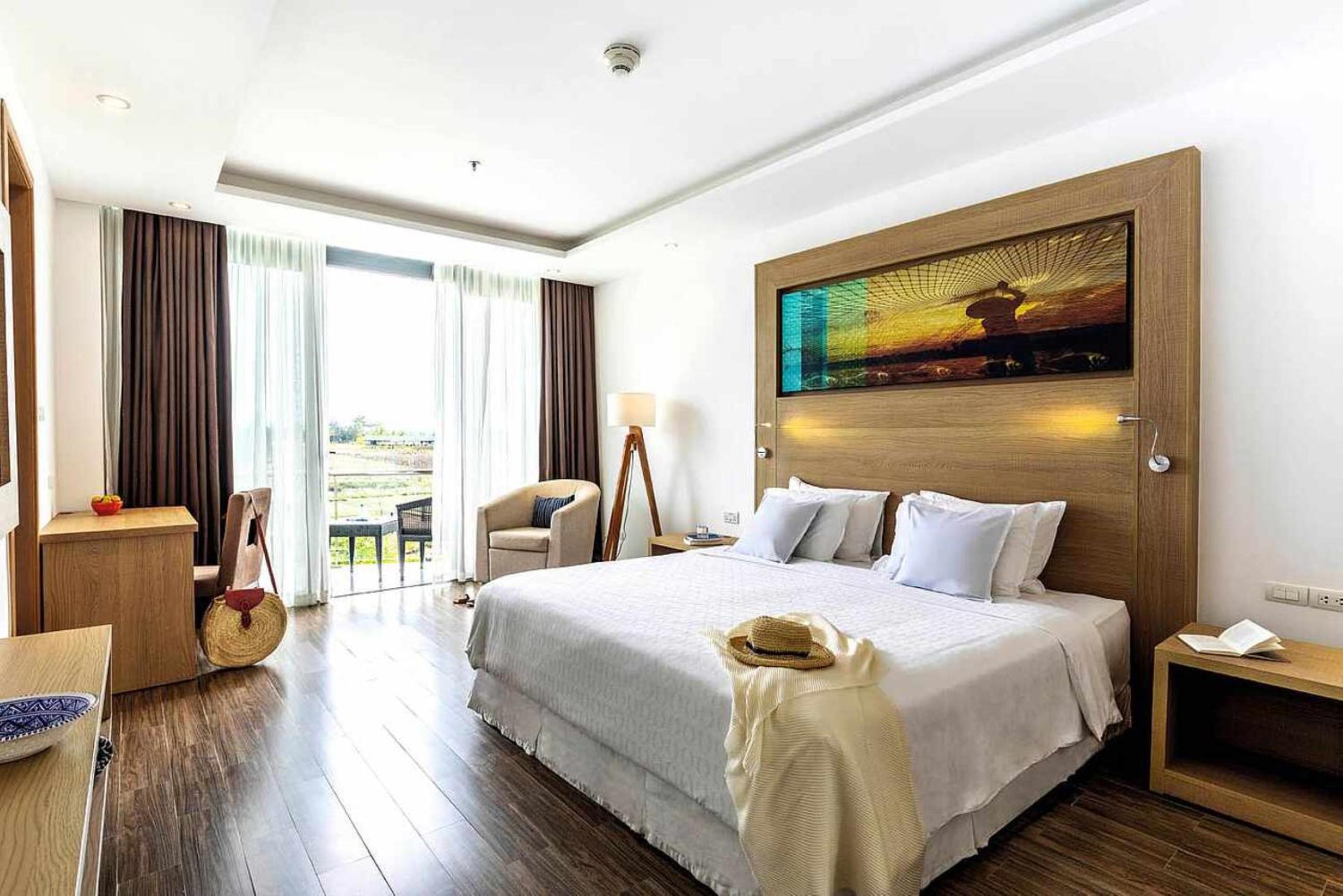Family Room with Balcony photo 1