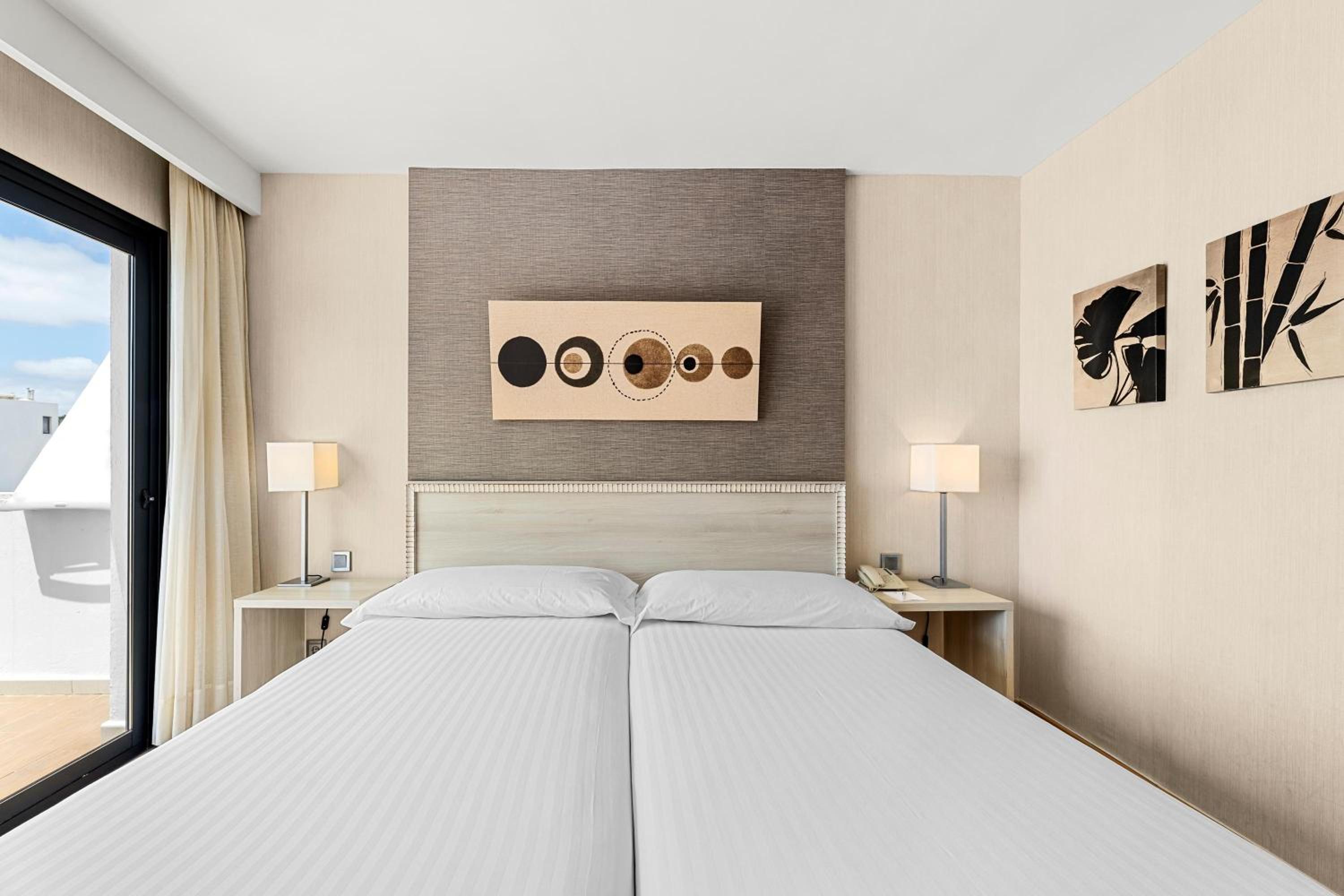 Double or Twin Room thumbnail 5