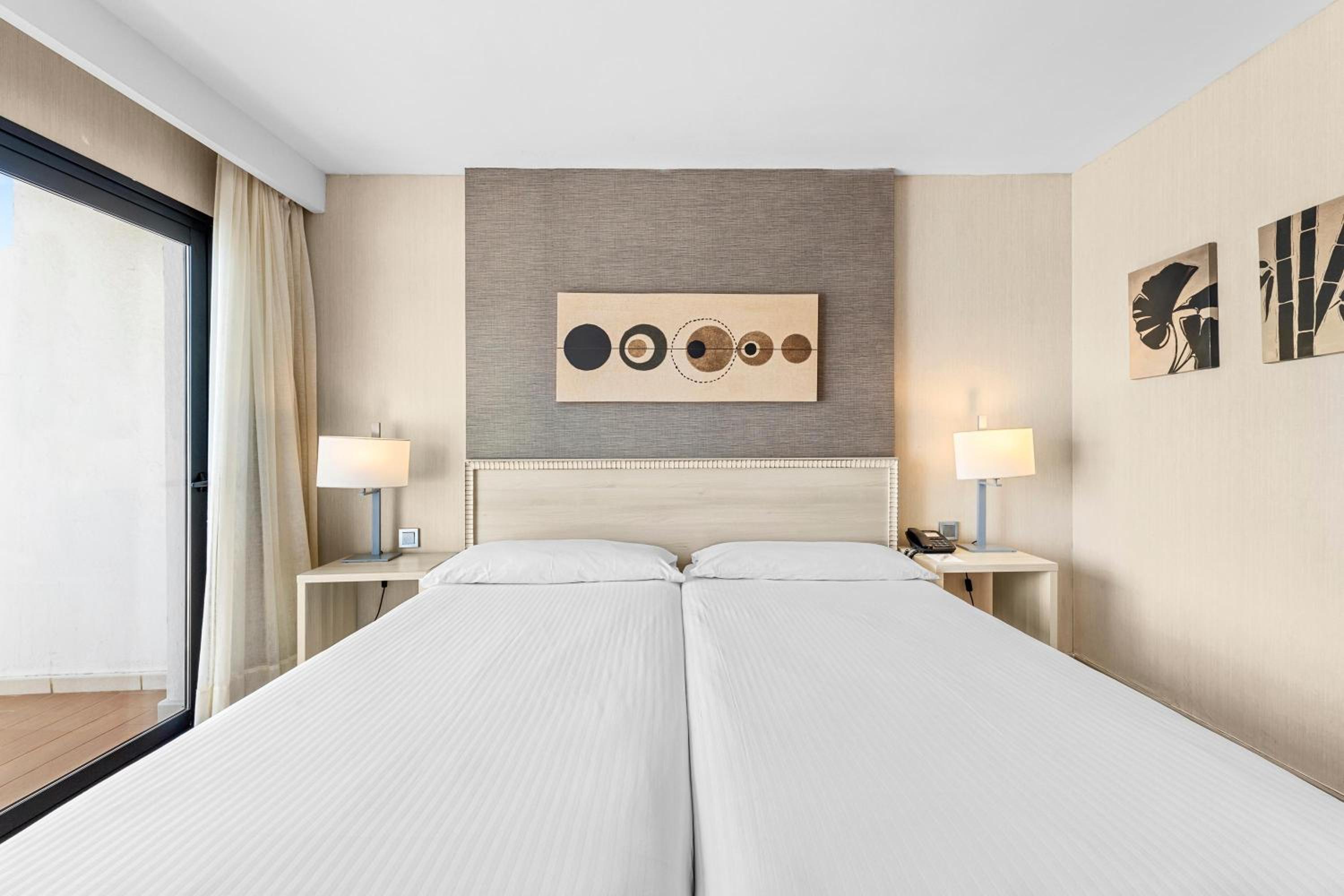 Double or Twin Room with Sea View thumbnail 5