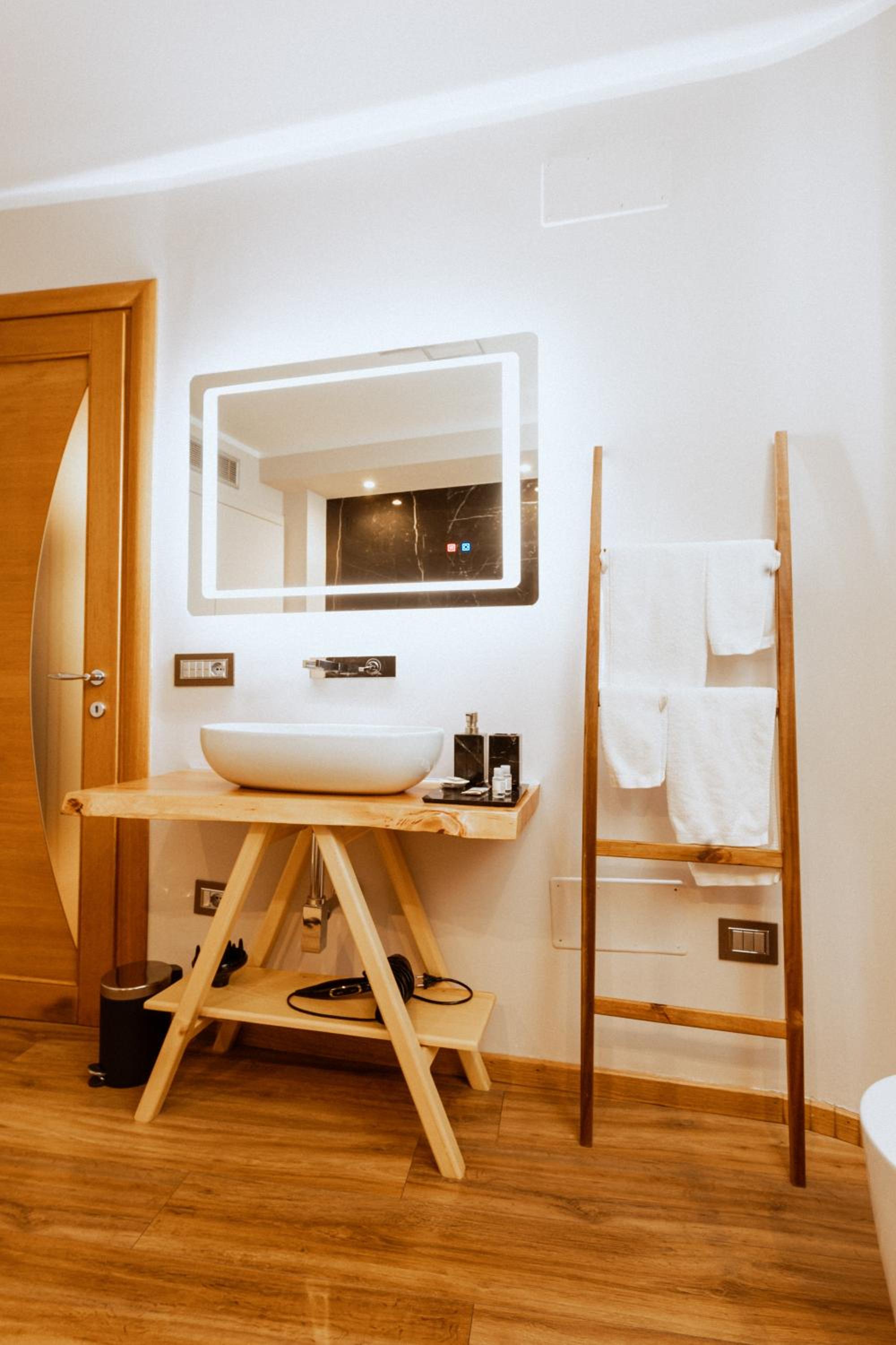 Suite with Spa Access - Photo 2