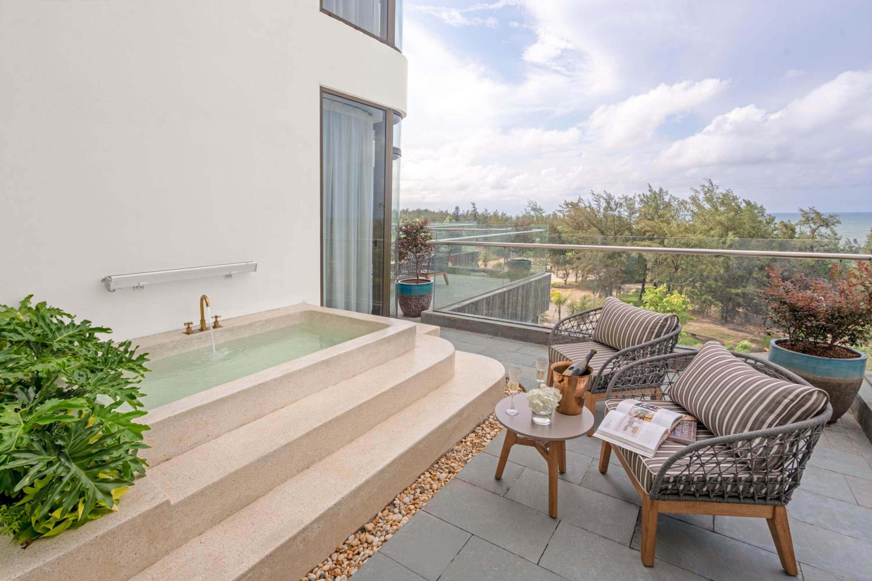 Queen Room with Balcony photo 2