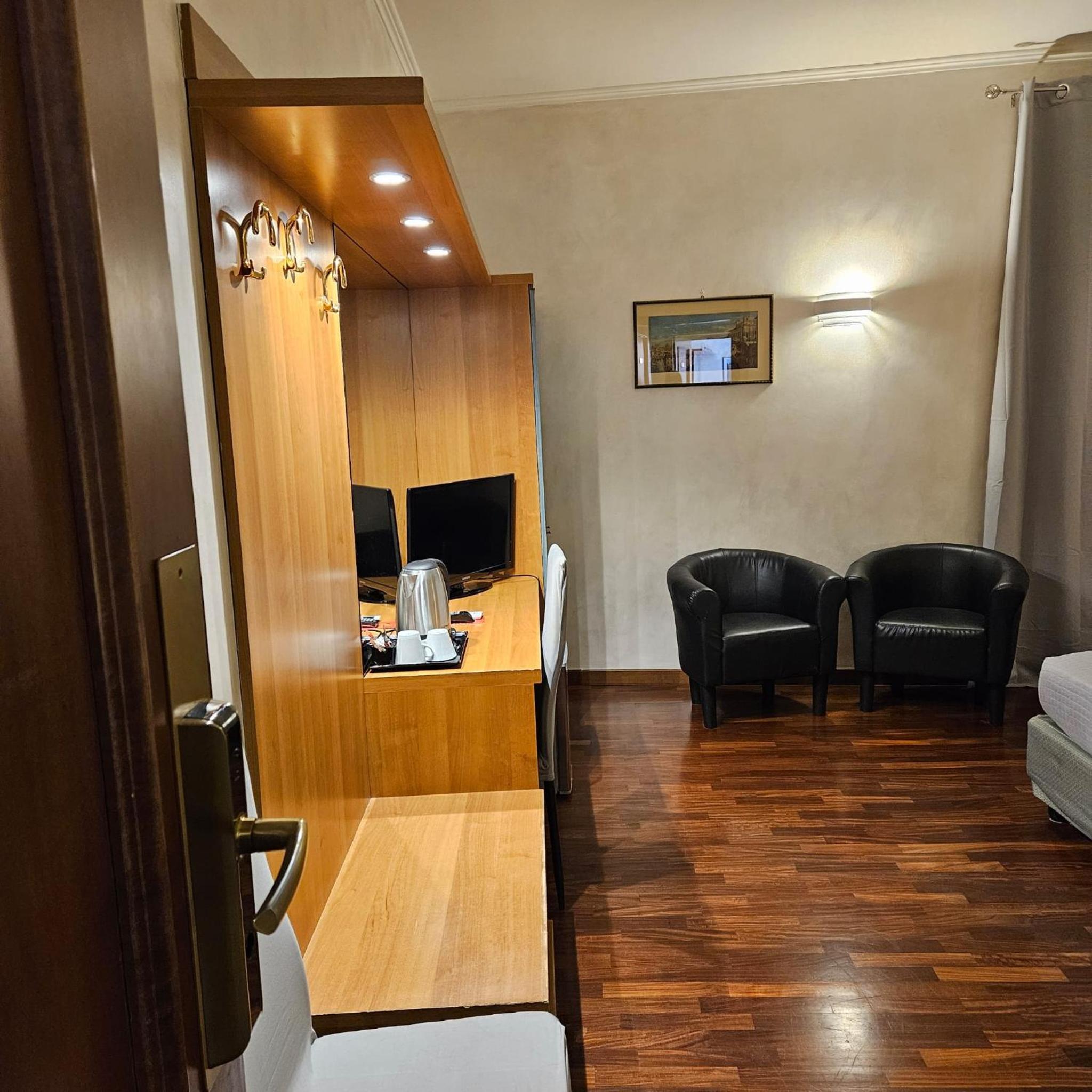 Superior Double or Twin Room photo 3