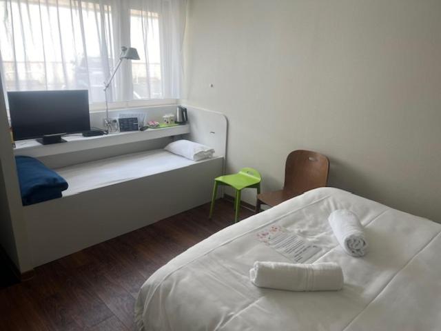 Standard Double Room with One Single Bed - Up to Ten Years - Photo 1