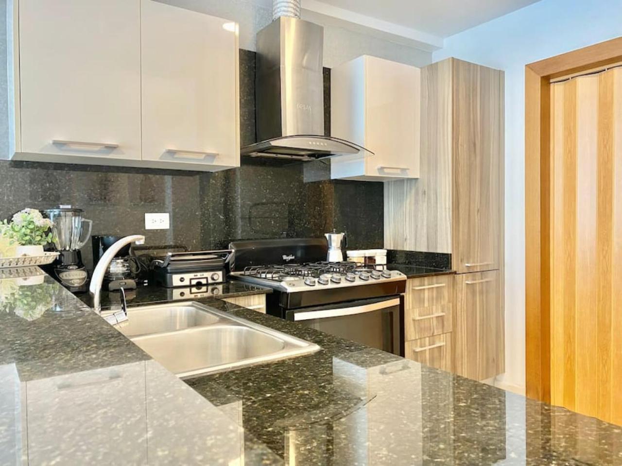 Deluxe One-Bedroom Apartment with City View photo 3