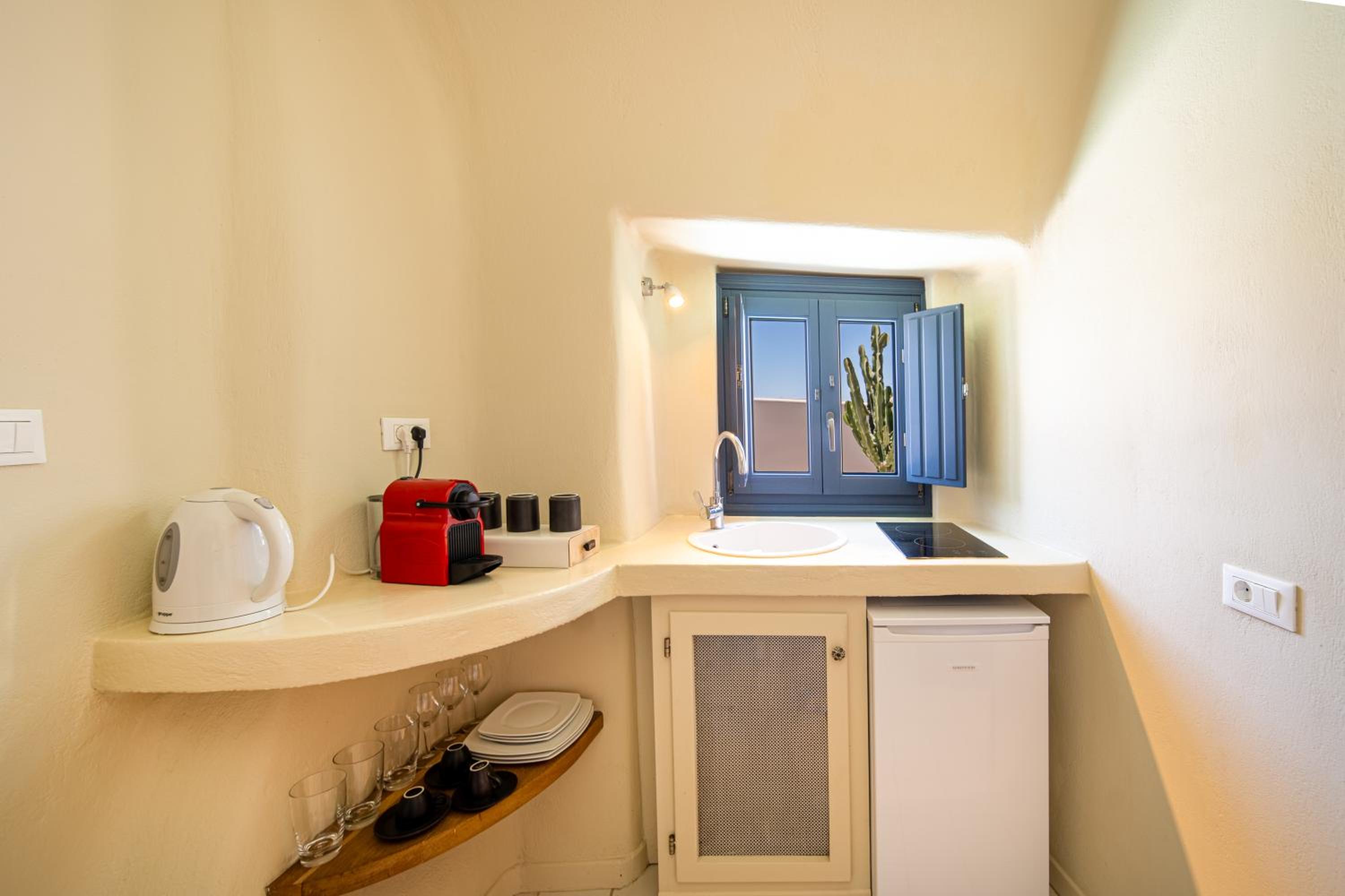 Pearl Suite with Outdoor Private Heated Tub - Photo 14