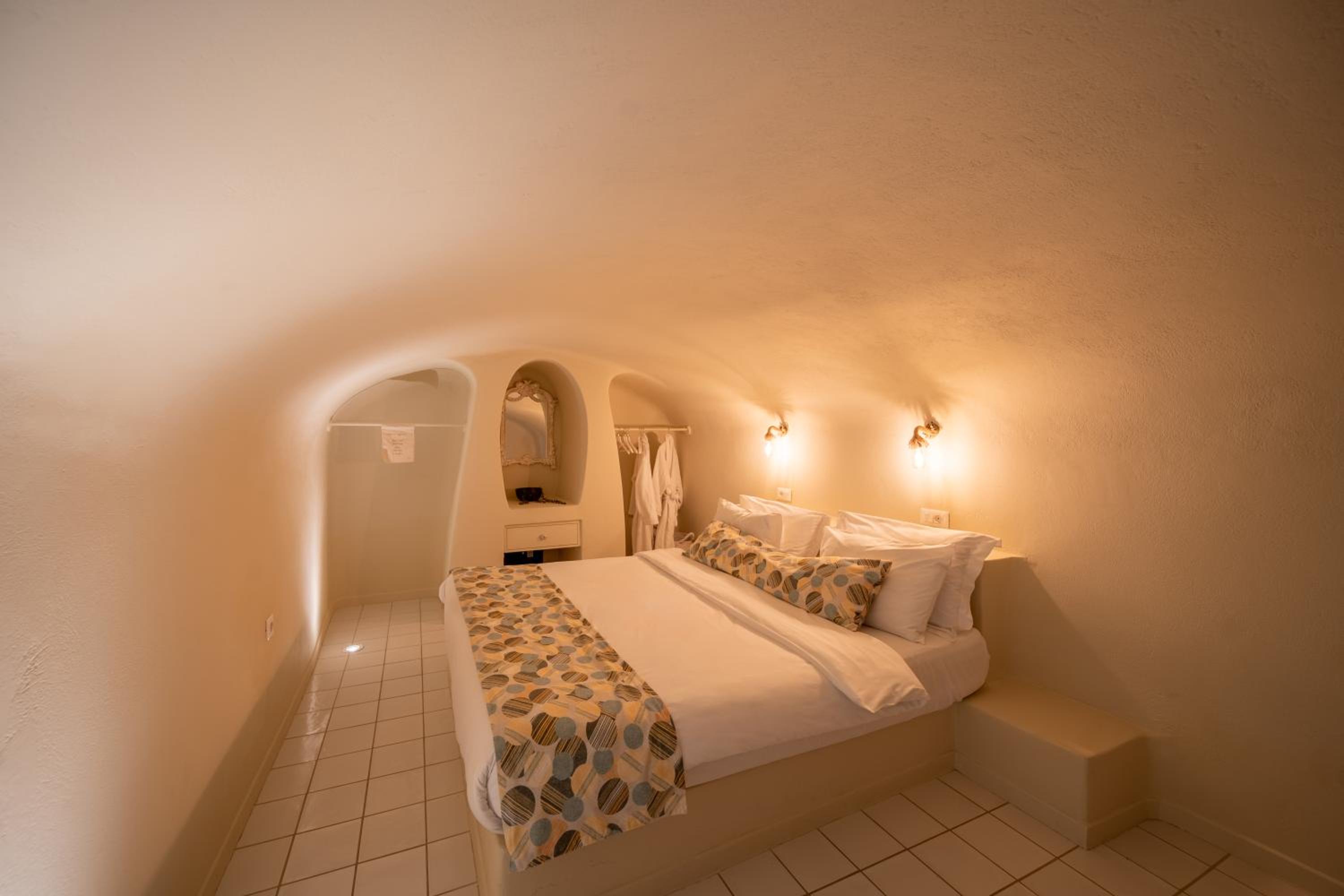 Pearl Suite with Outdoor Private Heated Tub - Photo 9