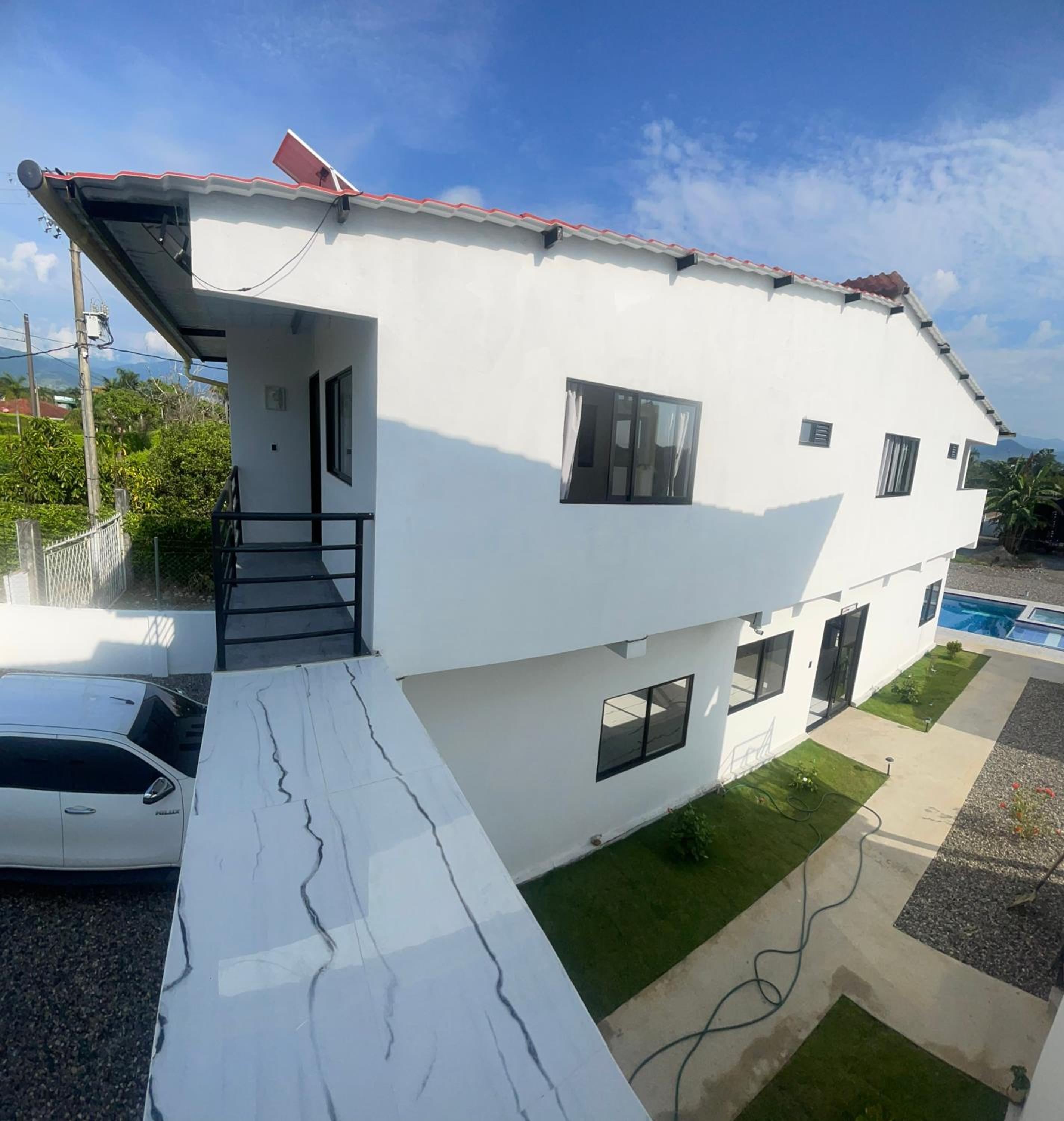 Five-Bedroom House photo 2