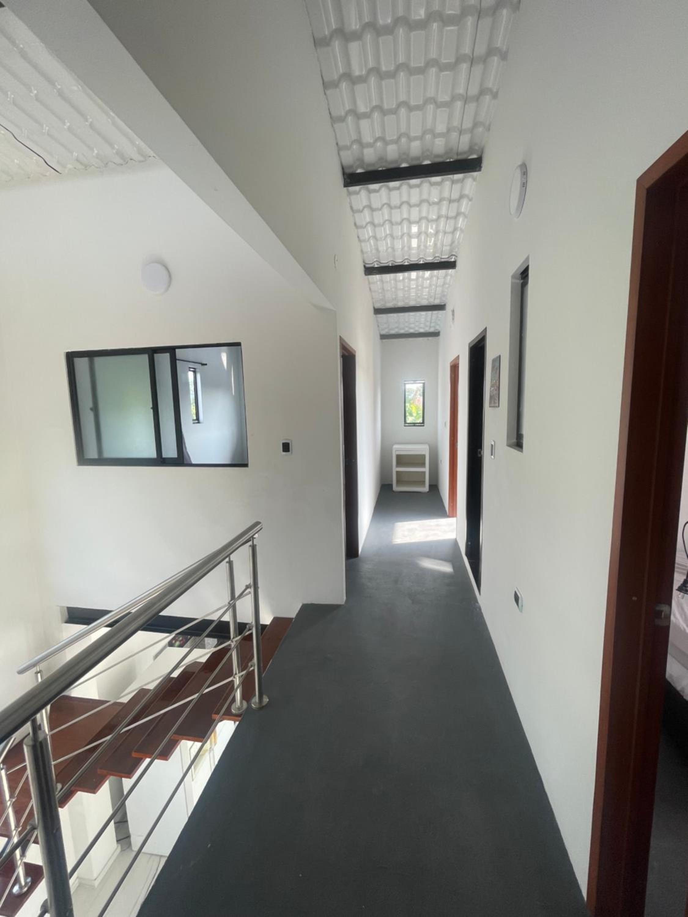 Five-Bedroom House photo 1