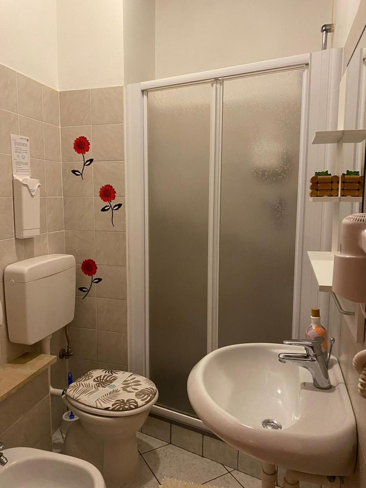 Double Room with Balcony - Photo 4